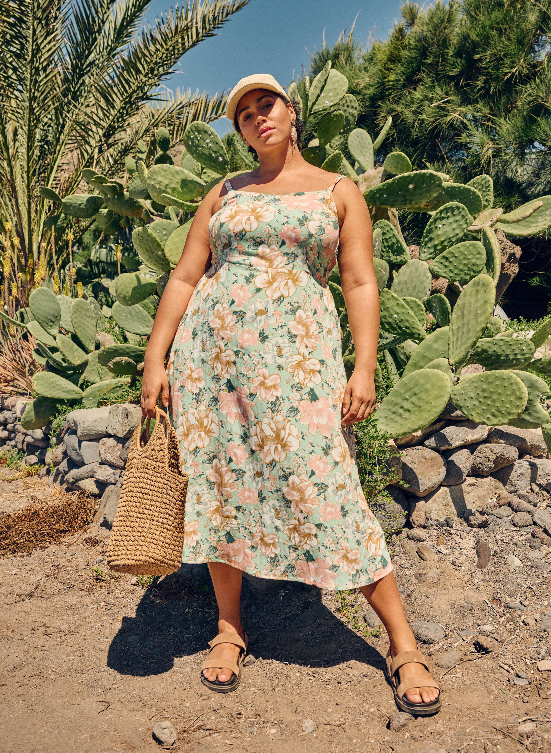 Zizzi Gebloemde viscose strappy jurk met smock, Green Flower, Image image number 0