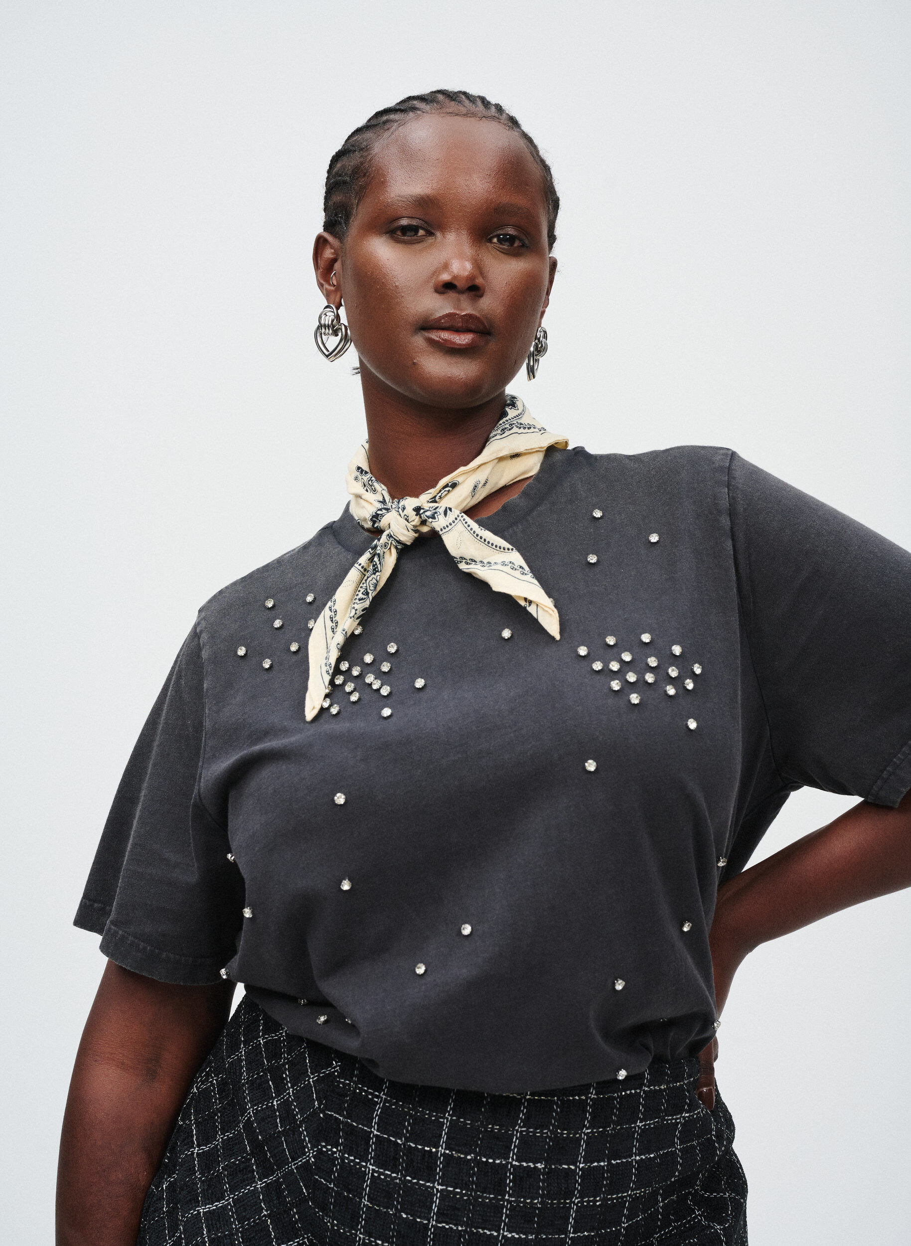 Zizzi Dit T-shirt met een gewassen look en rhinestones, Grijs, Image image number 0