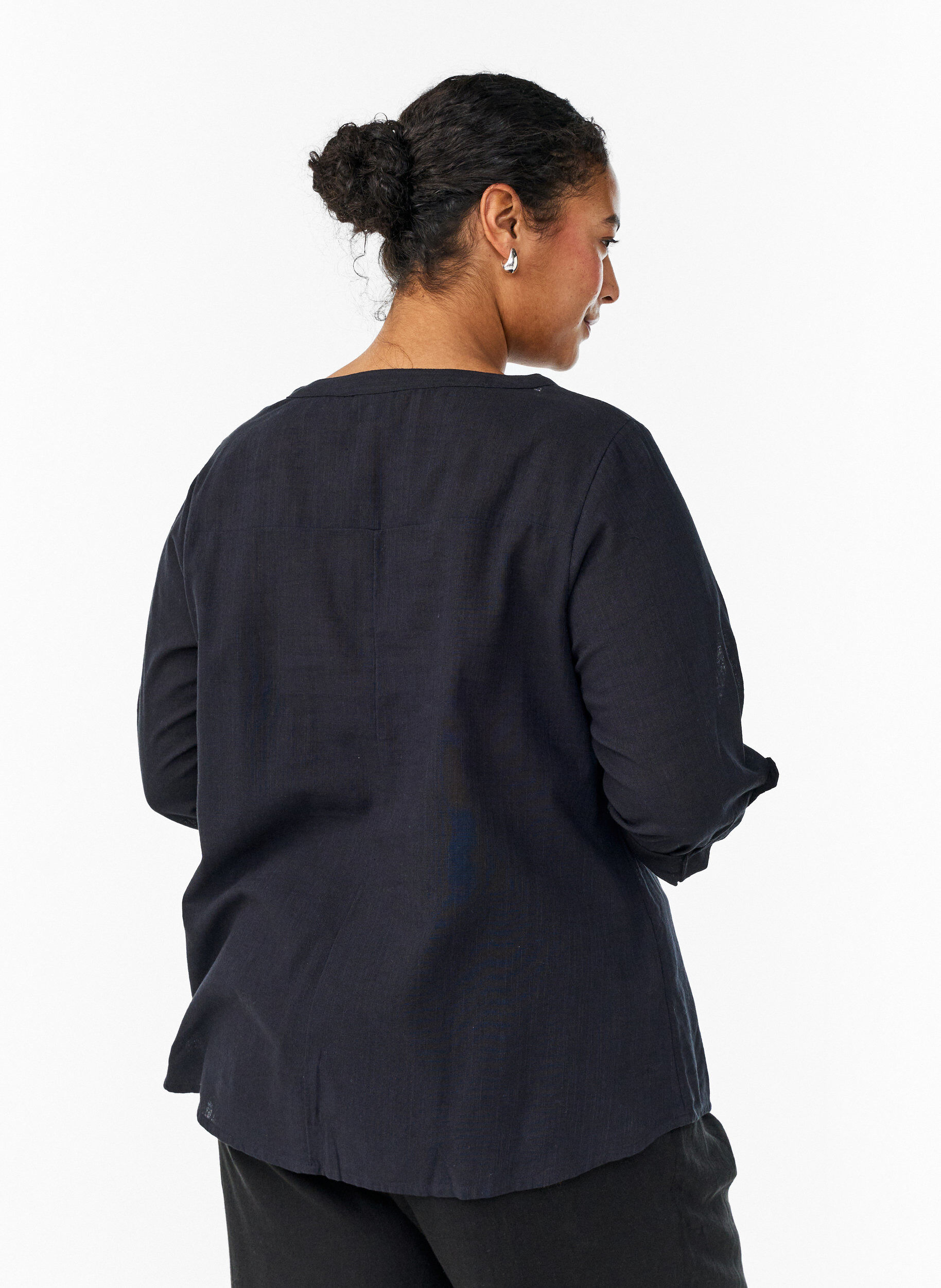 Zizzi Katoenen blouse met V-hals, Zwart, Model image number 2