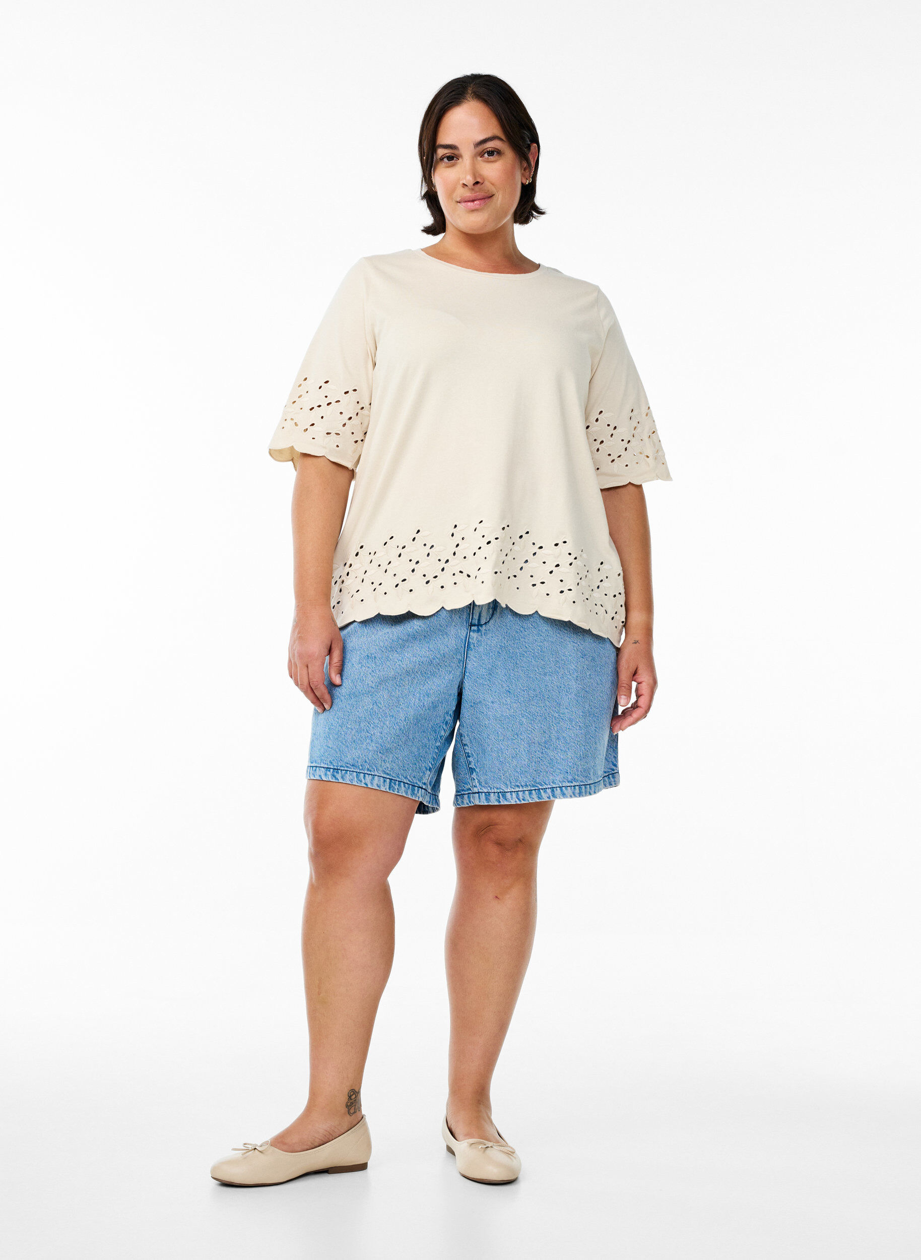 Zizzi T-shirt met broderie anglaise en geschulpte randen, Beige, Model image number 1