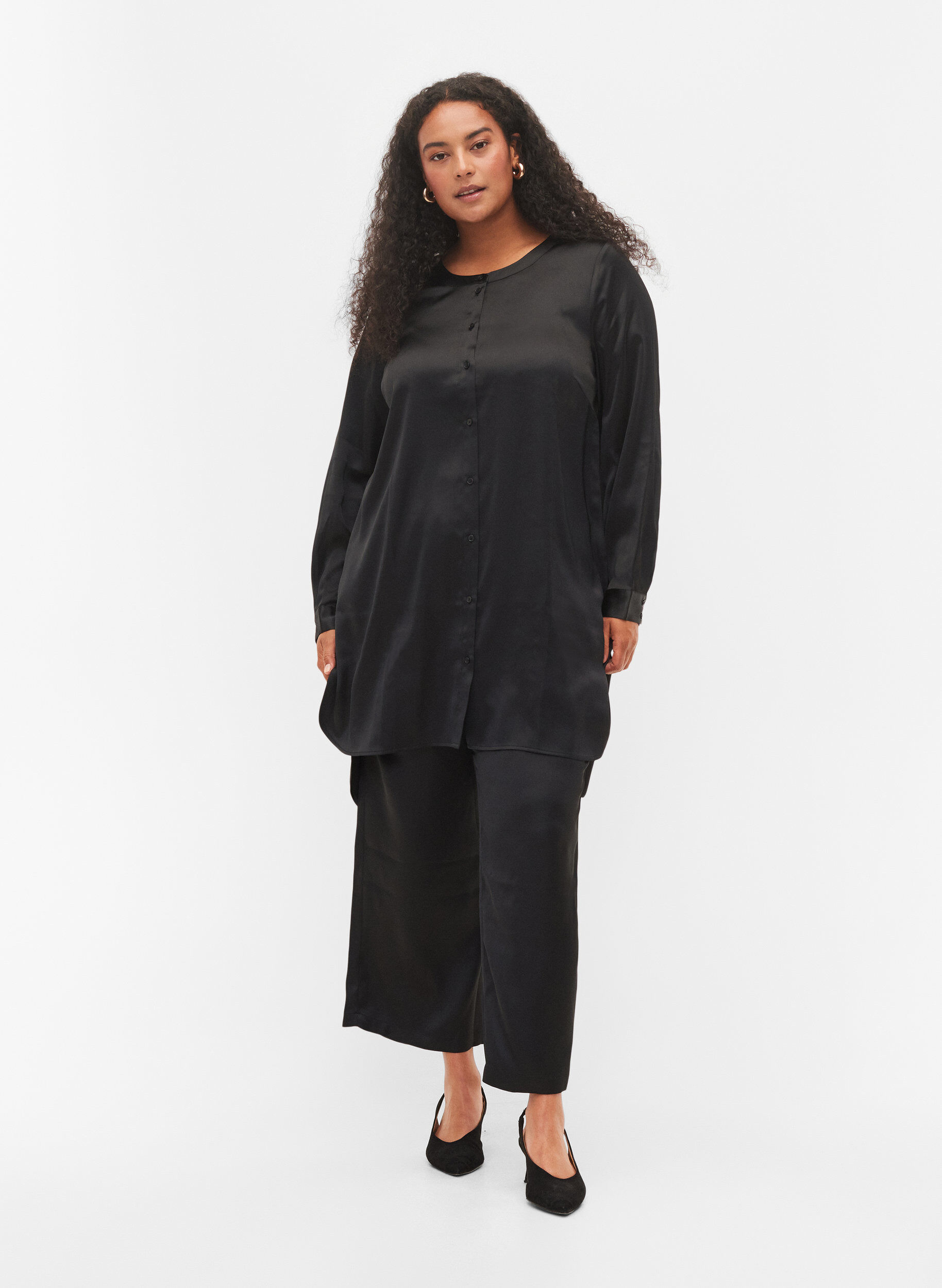 Zizzi Lang glanzend shirt met split, Black, Model image number 2