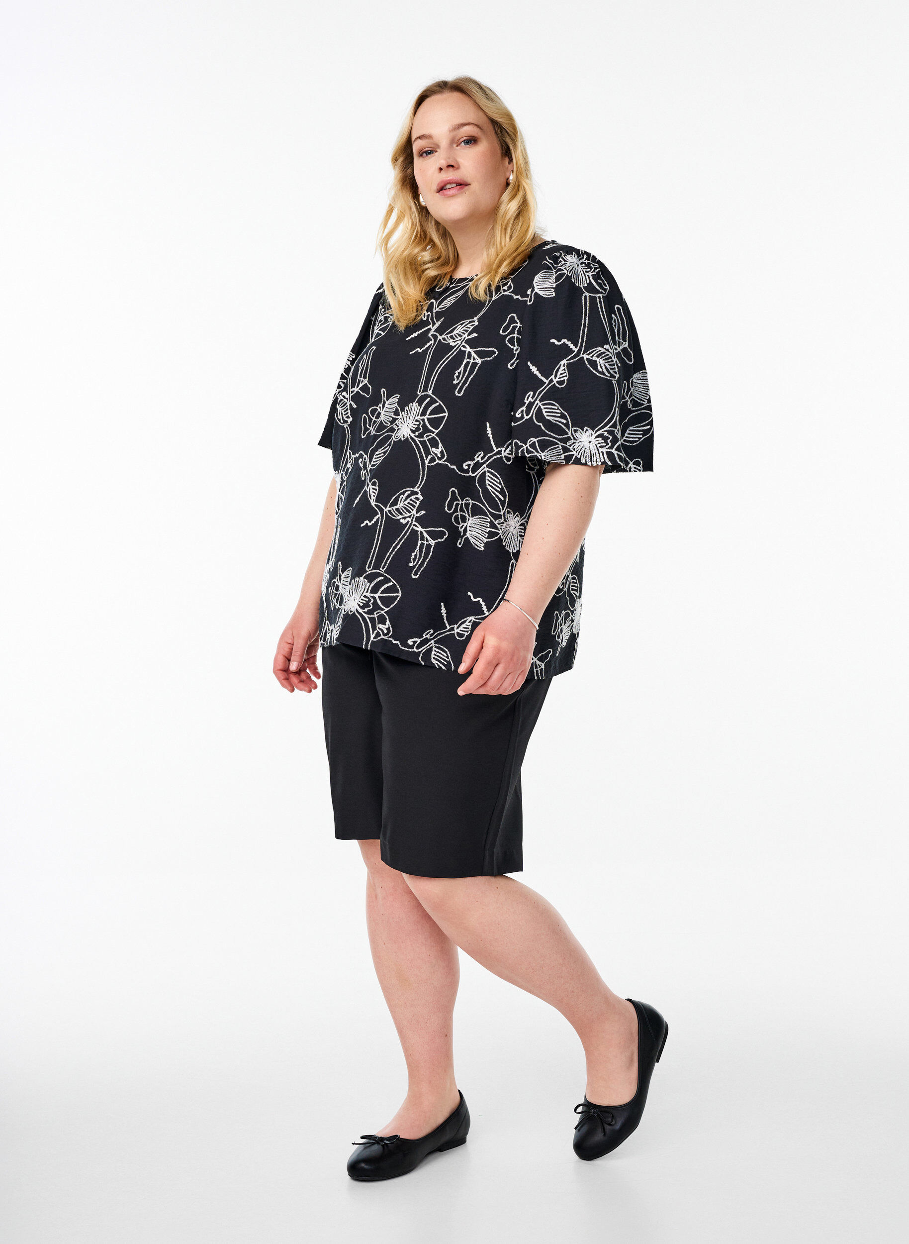 Zizzi Blouse met korte mouwen en geborduurd patroon, Zwart, Model image number 1