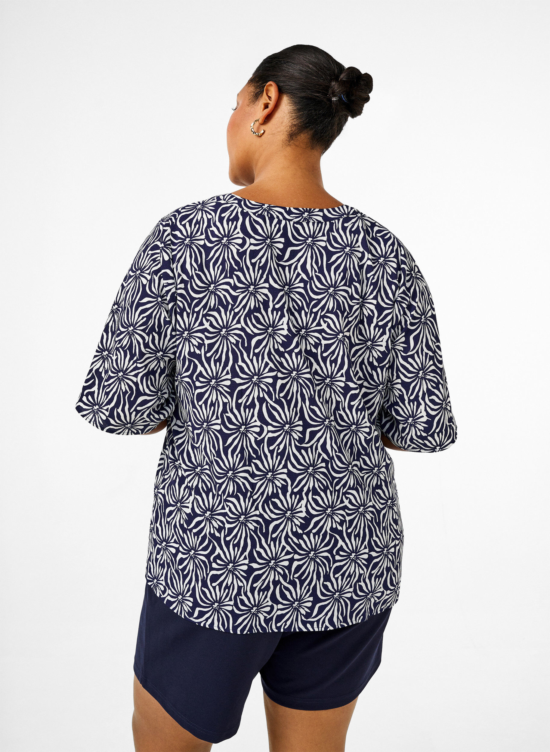 Zizzi Blouse met V-hals en strikprint, White Blue Flower, Model image number 1