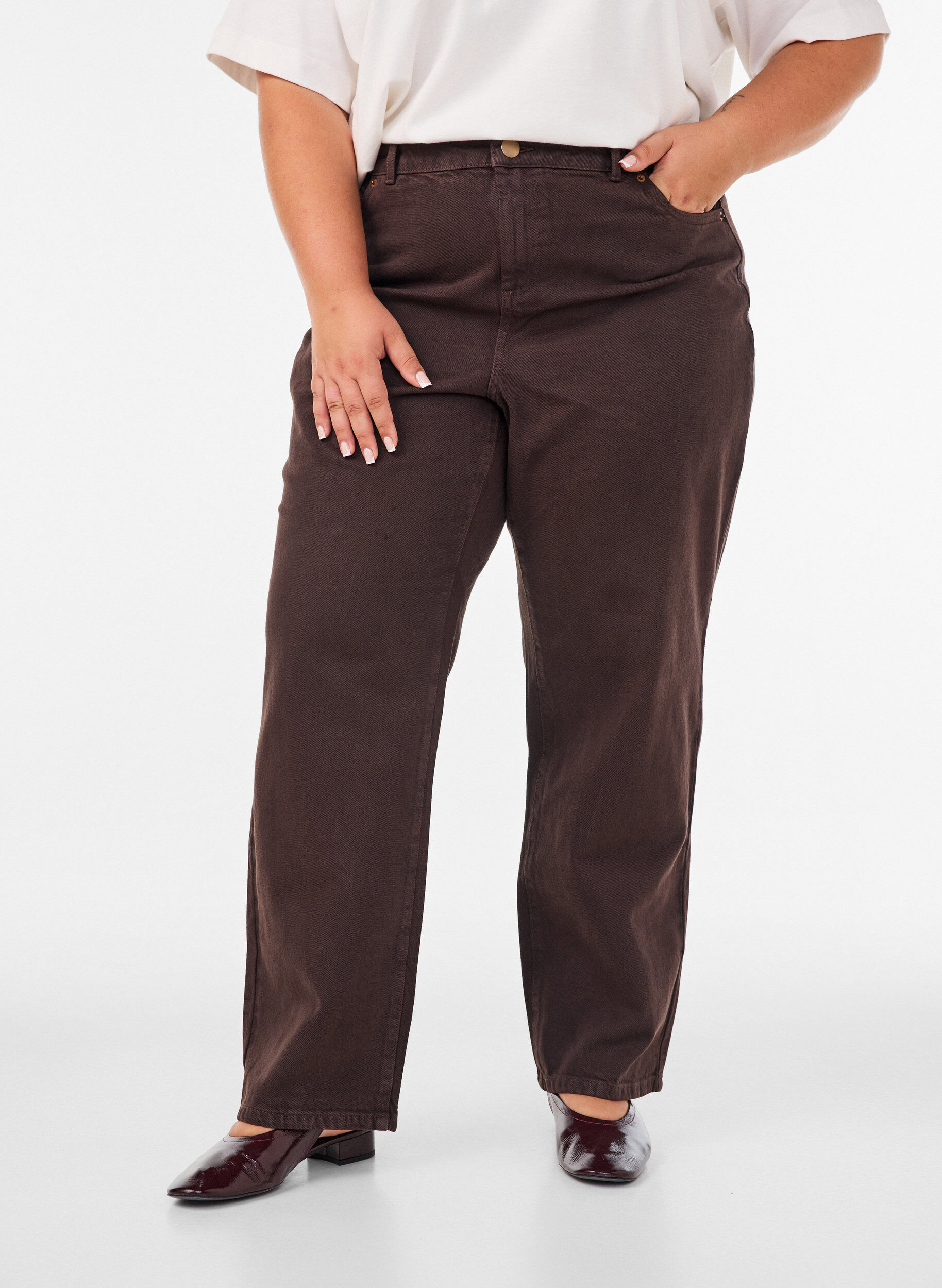 ZizziKiana straight-fit jeans in kleur, Bruin, Model image number 2