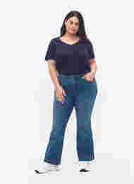 Ellen jeans met high waist en bootcut, Blue denim, Model