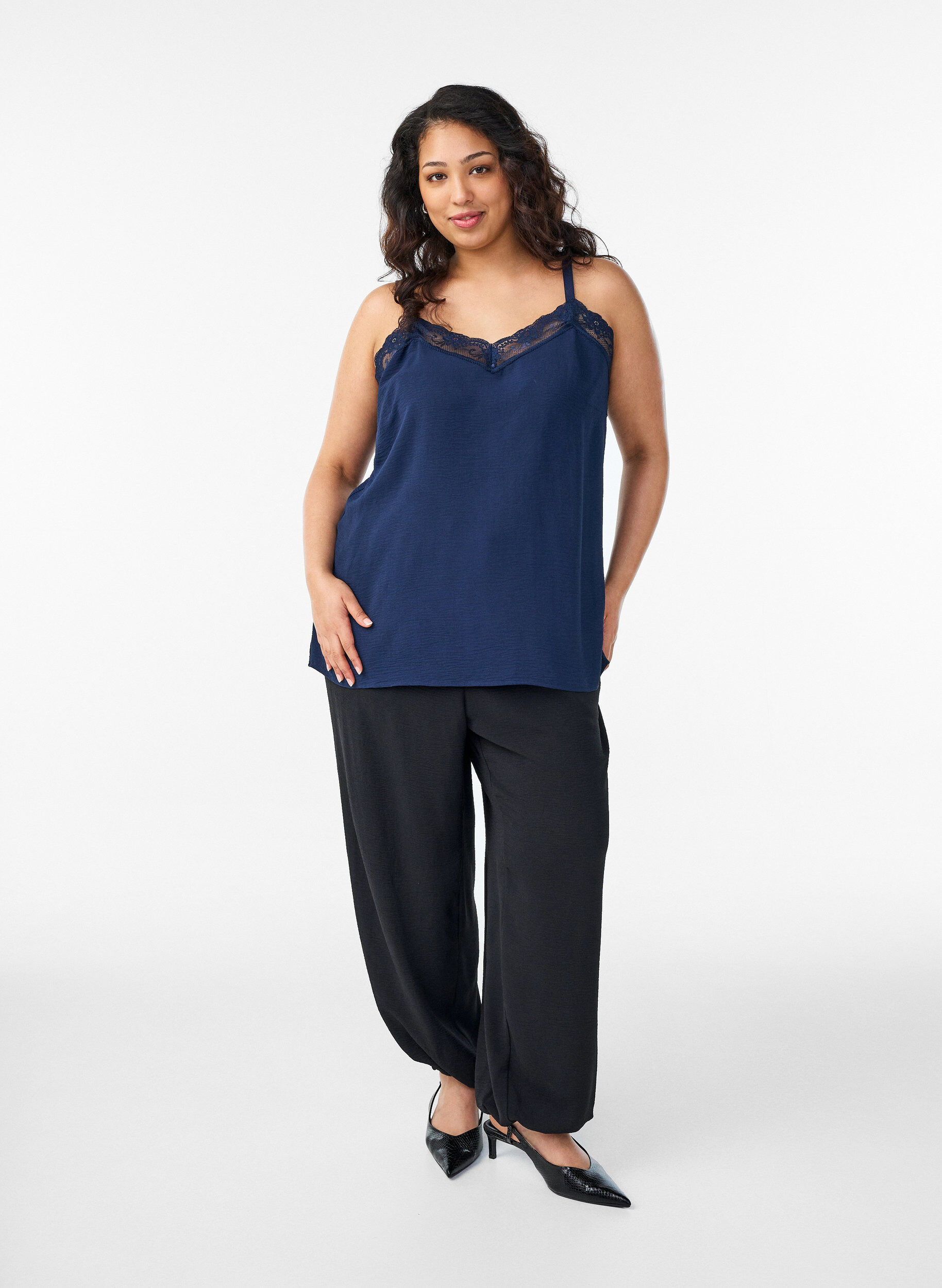 Zizzi Cami top met V-hals en kanten rand, Blauw, Model image number 1