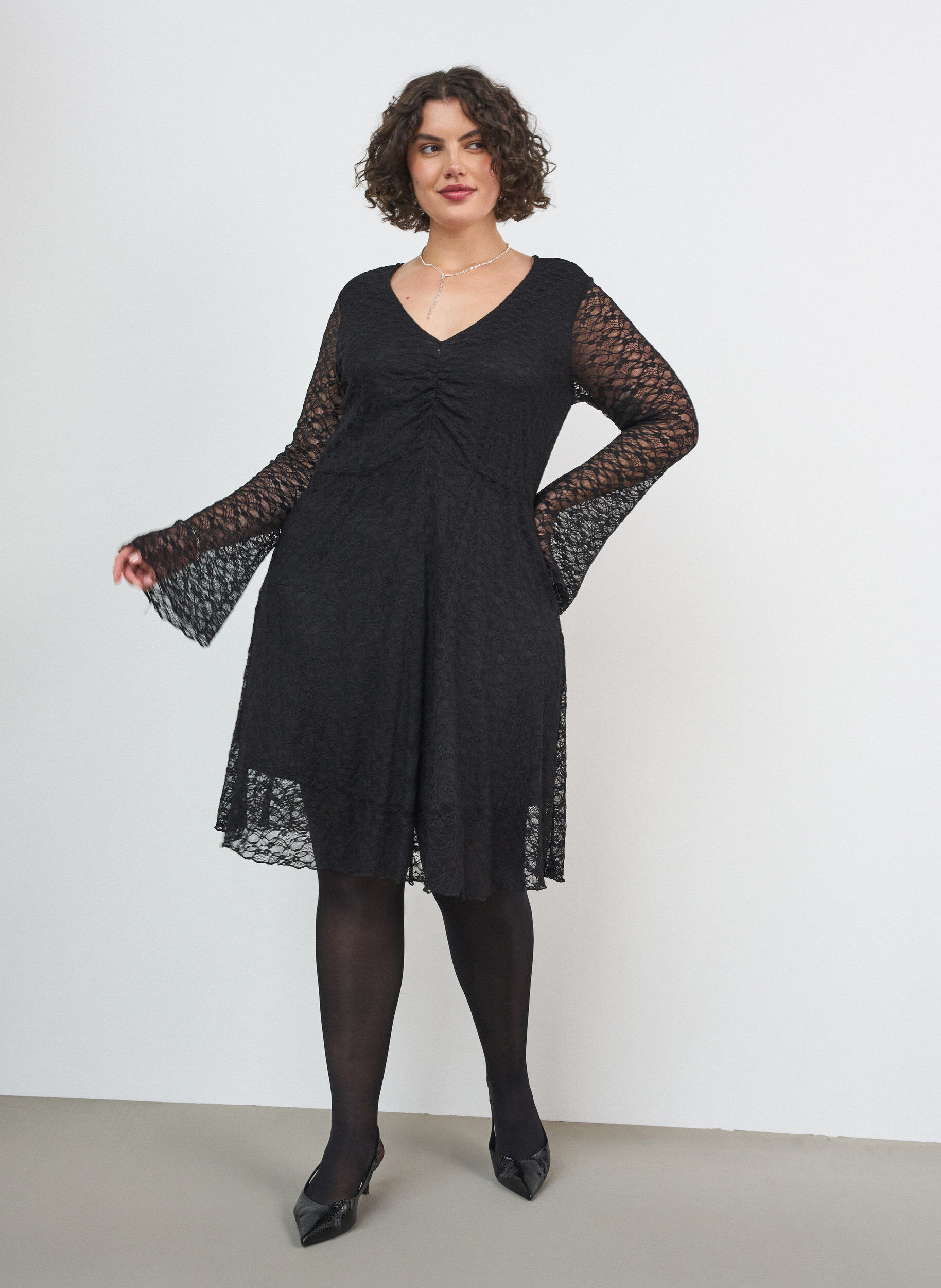 ZizziKanten jurk met trompetmouwen en een A-lijnvorm, Zwart, Model image number 0