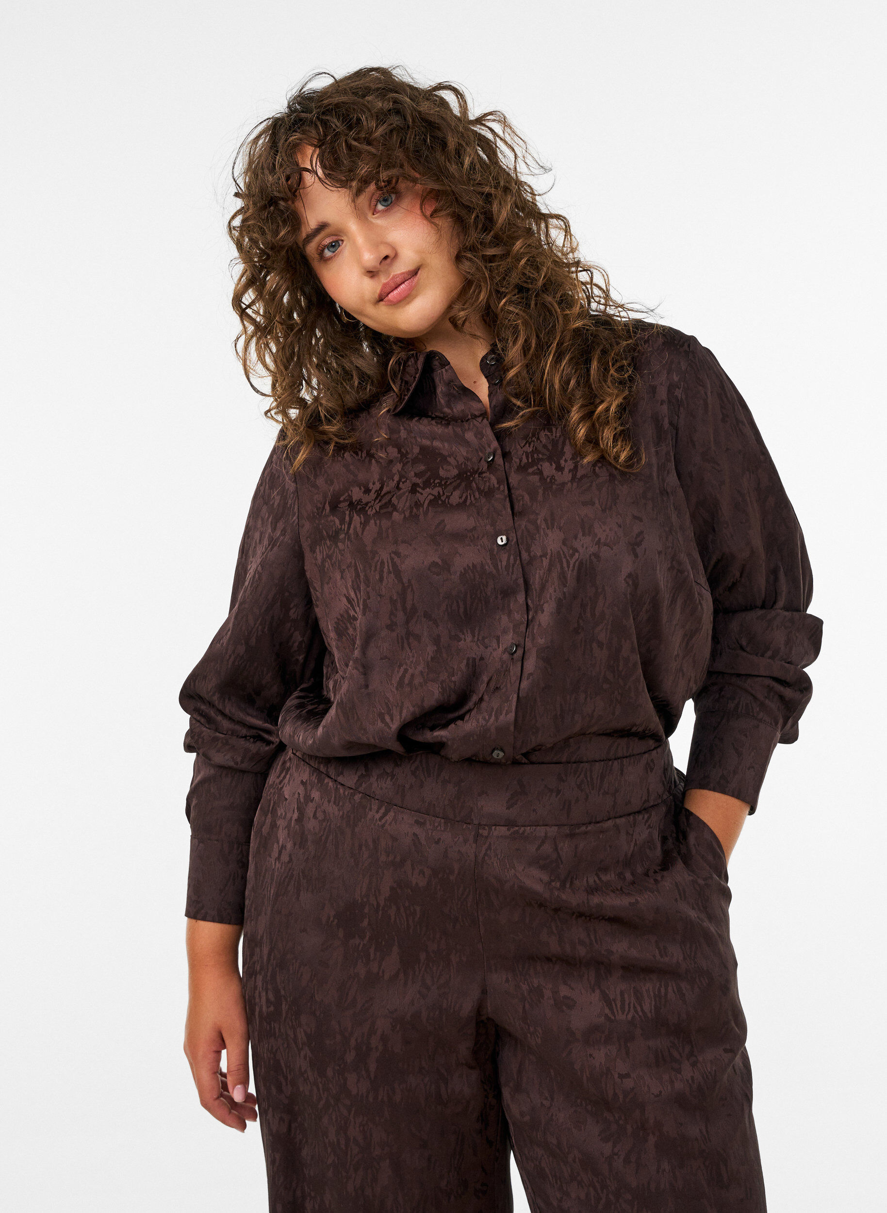 ZizziShirt met ton-sur-ton paisleypatroon, Bruin, Model image number 0