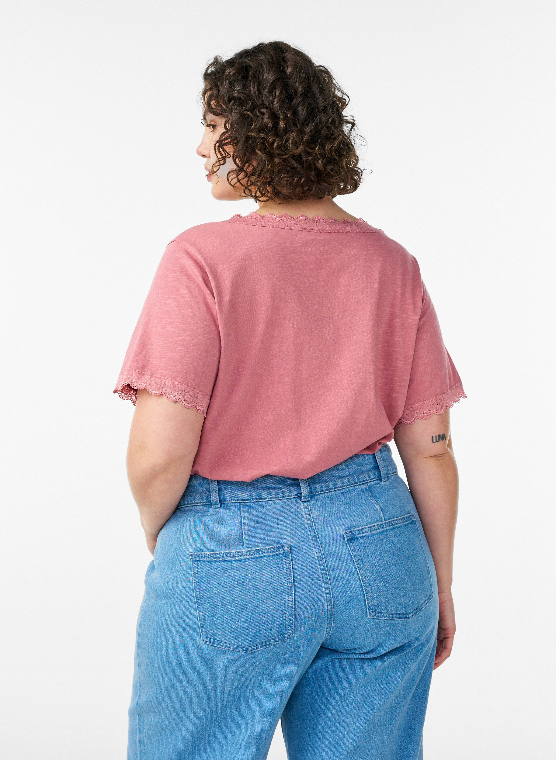 Zizzi T-shirt met kanten rand, Roze, Model image number 2