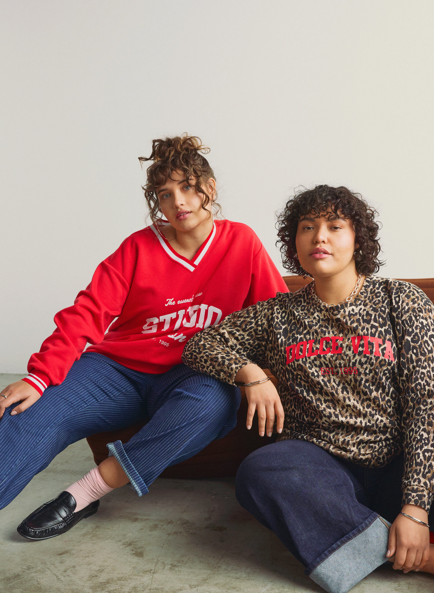 Zizzi Sweatshirt met V-hals en tekstprint, Rood, Image image number 0