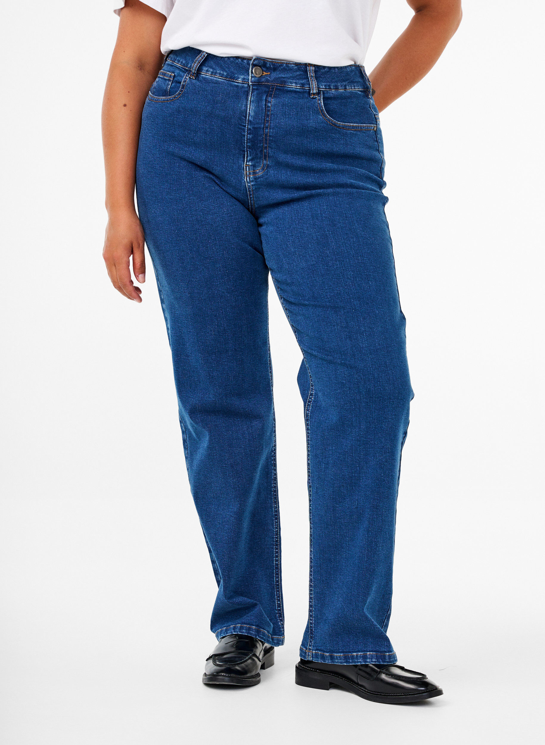 Zizzi  Gemma-jeans met hoge taille en rechte pasvorm, Blauw, Model image number 2