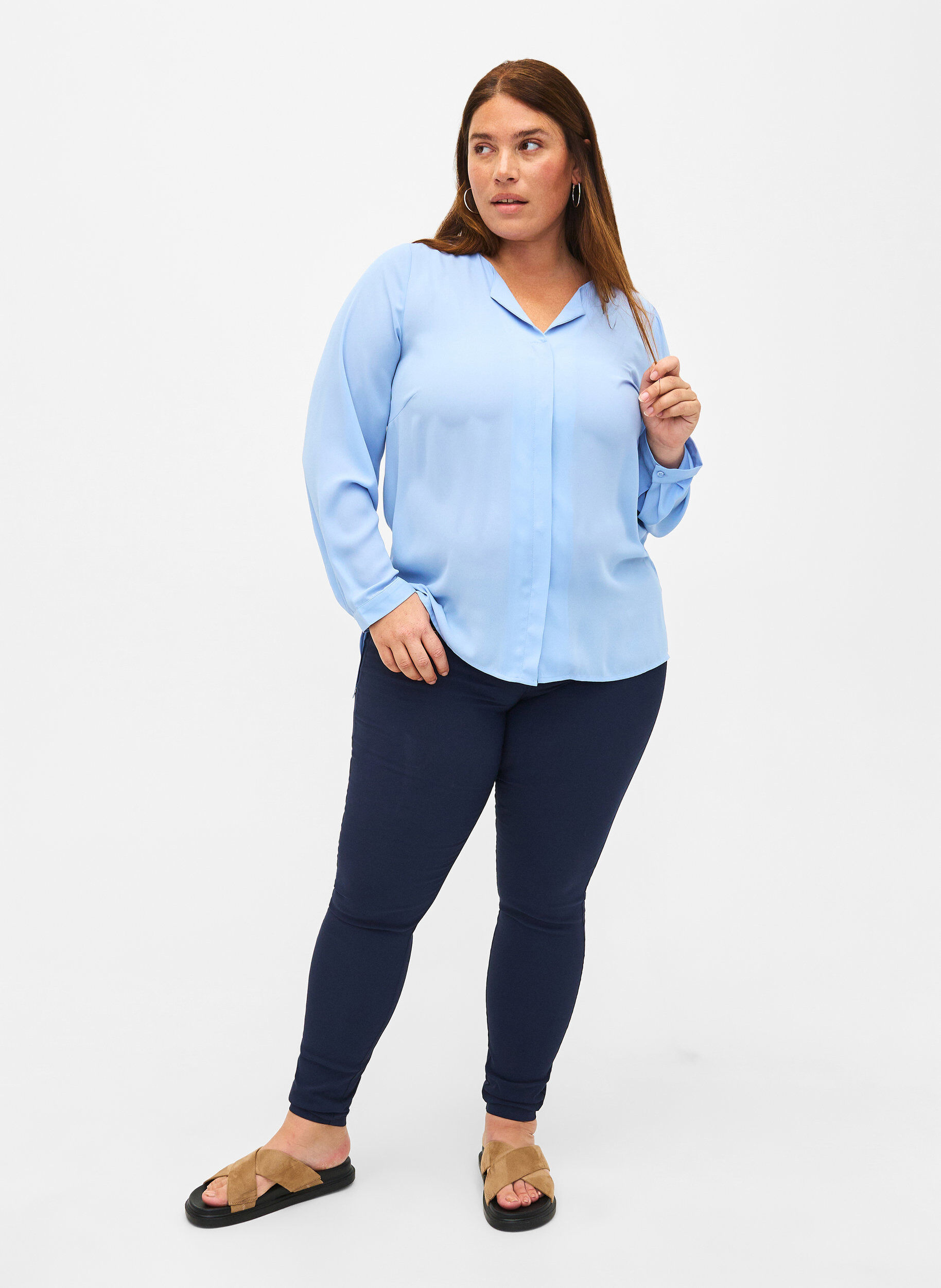 Zizzi Effen shirt met V-hals, Serenity, Model image number 2