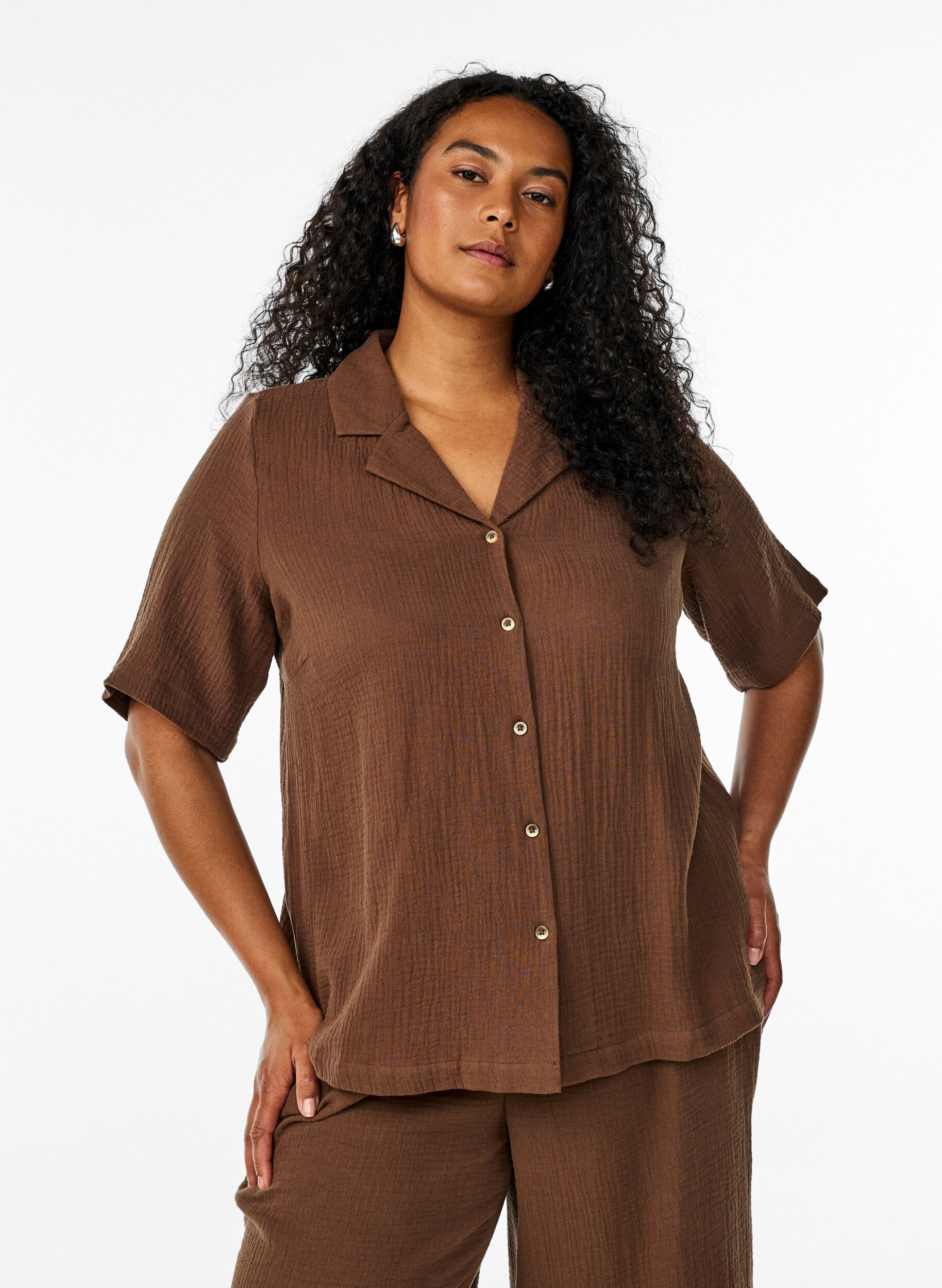 Zizzi Shirt met korte mouwen van katoen mousseline, Bruin, Model image number 0