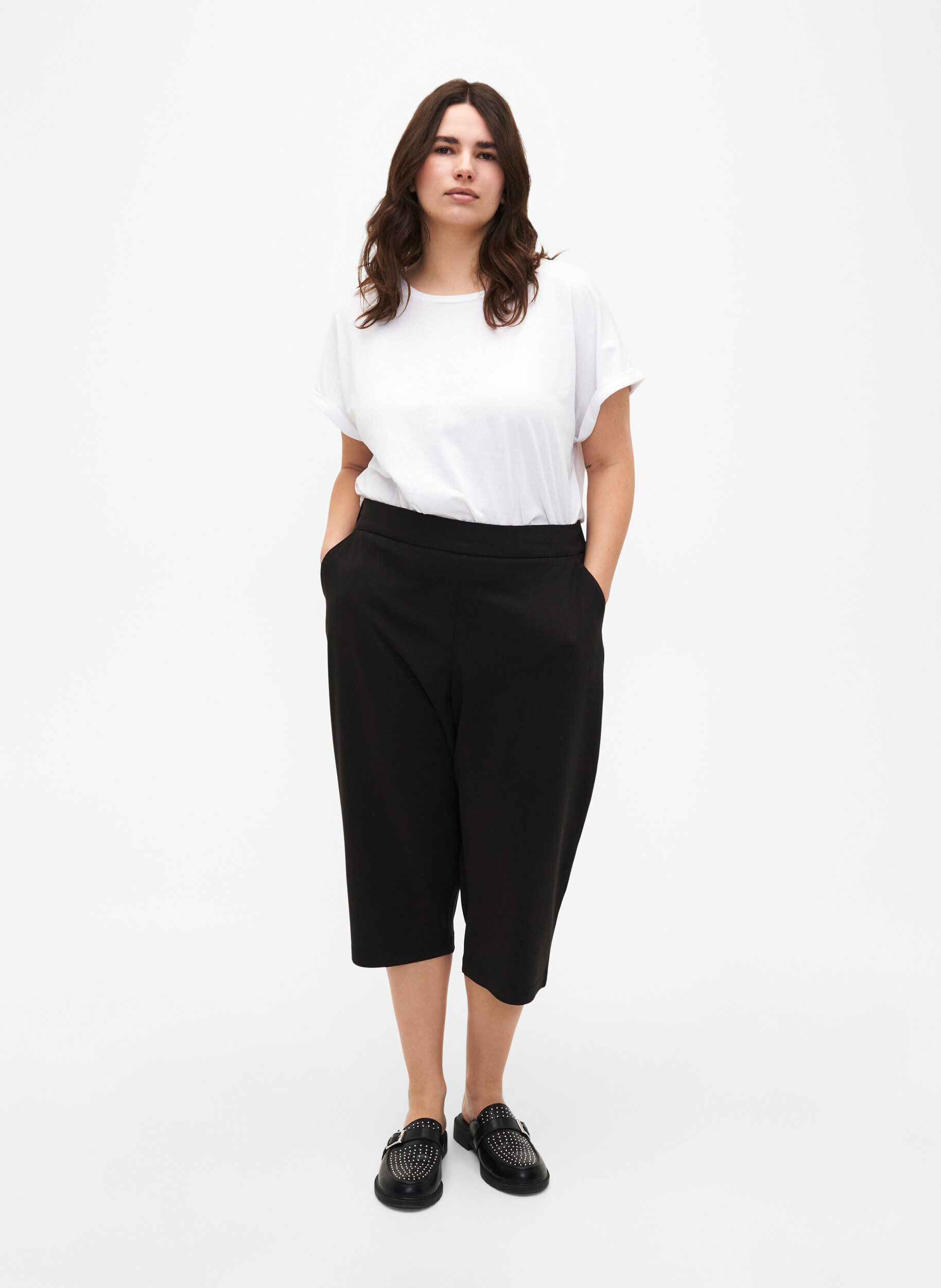 Zizzi Maddison soepelvallende capribroeken met zakken, Zwart, Model image number 1