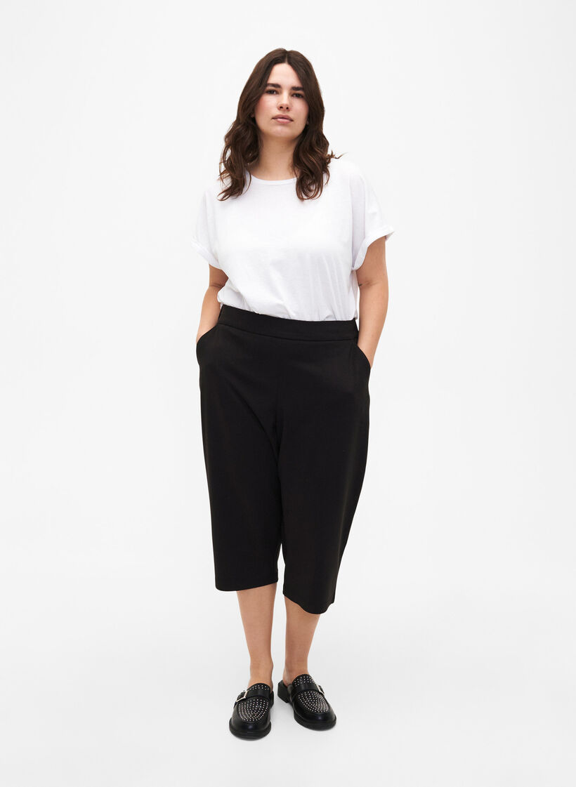 Maddison soepelvallende capribroeken met zakken, Zwart, Model image number 1
