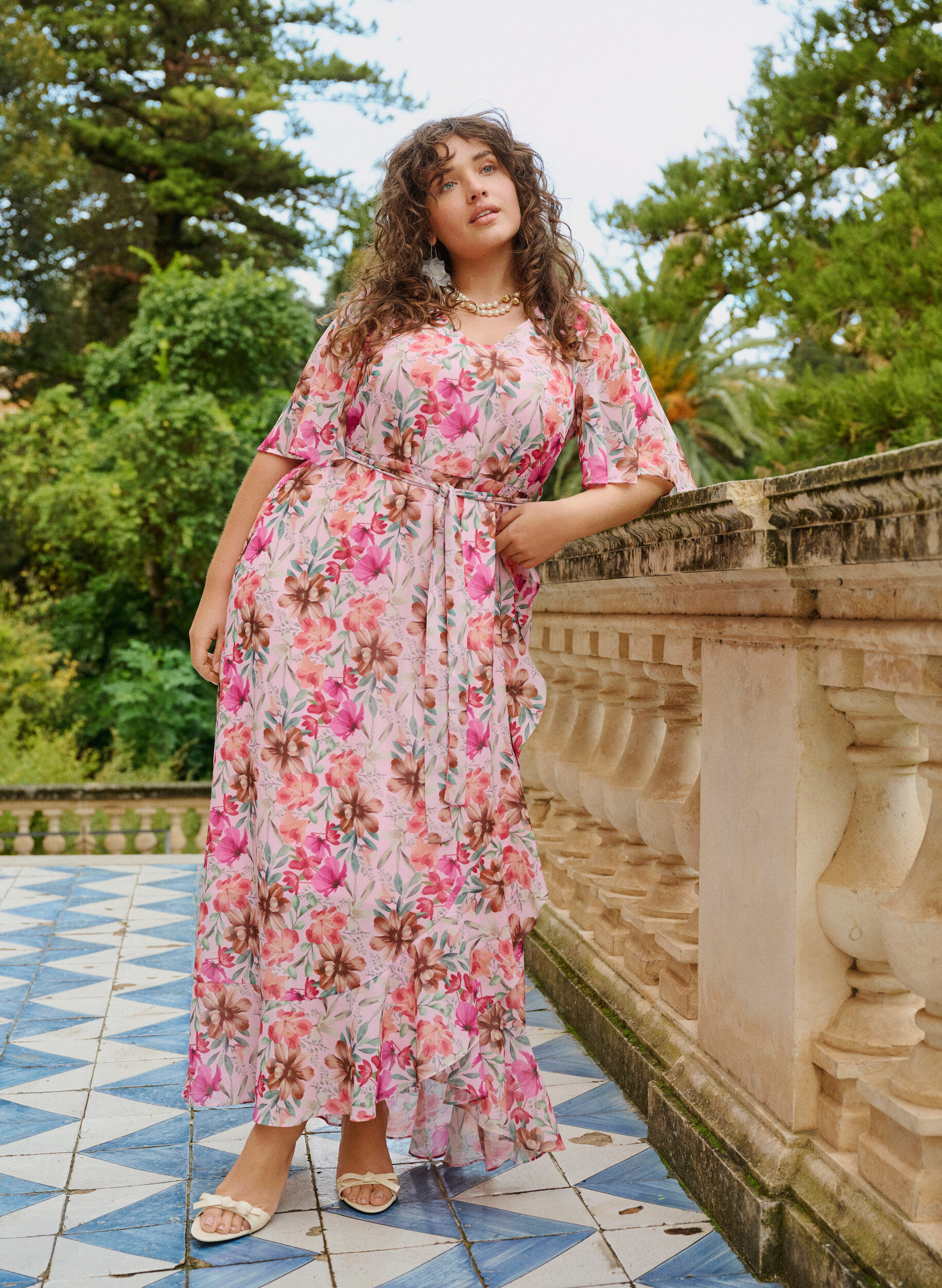 Zizzi Chiffon maxi-jurk met een V-hals en ruches aan de zoom, Roze, Image image number 0