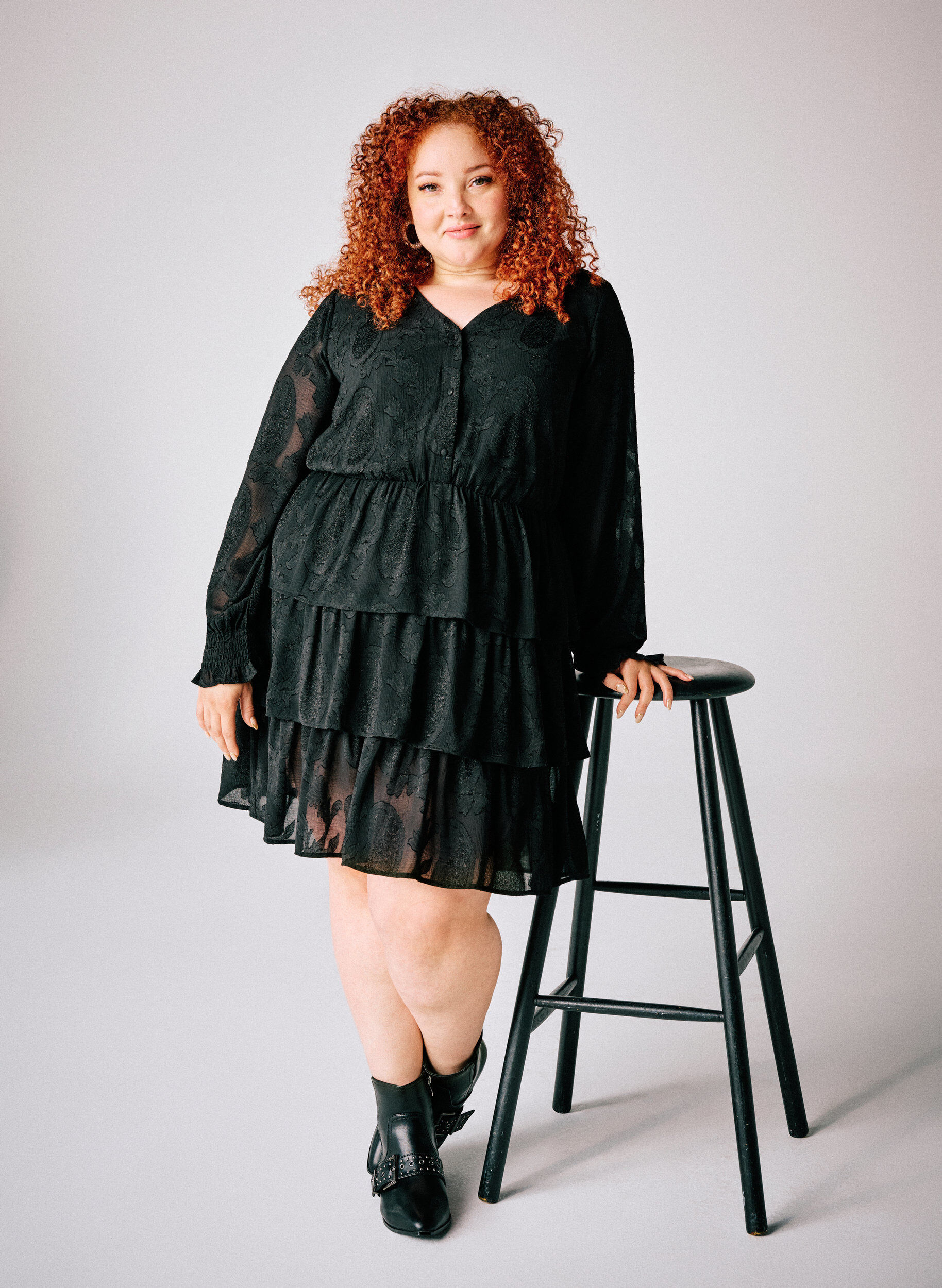 Zizzi Korte jurk met ruches en een textuurpatroon, Zwart, Image image number 0