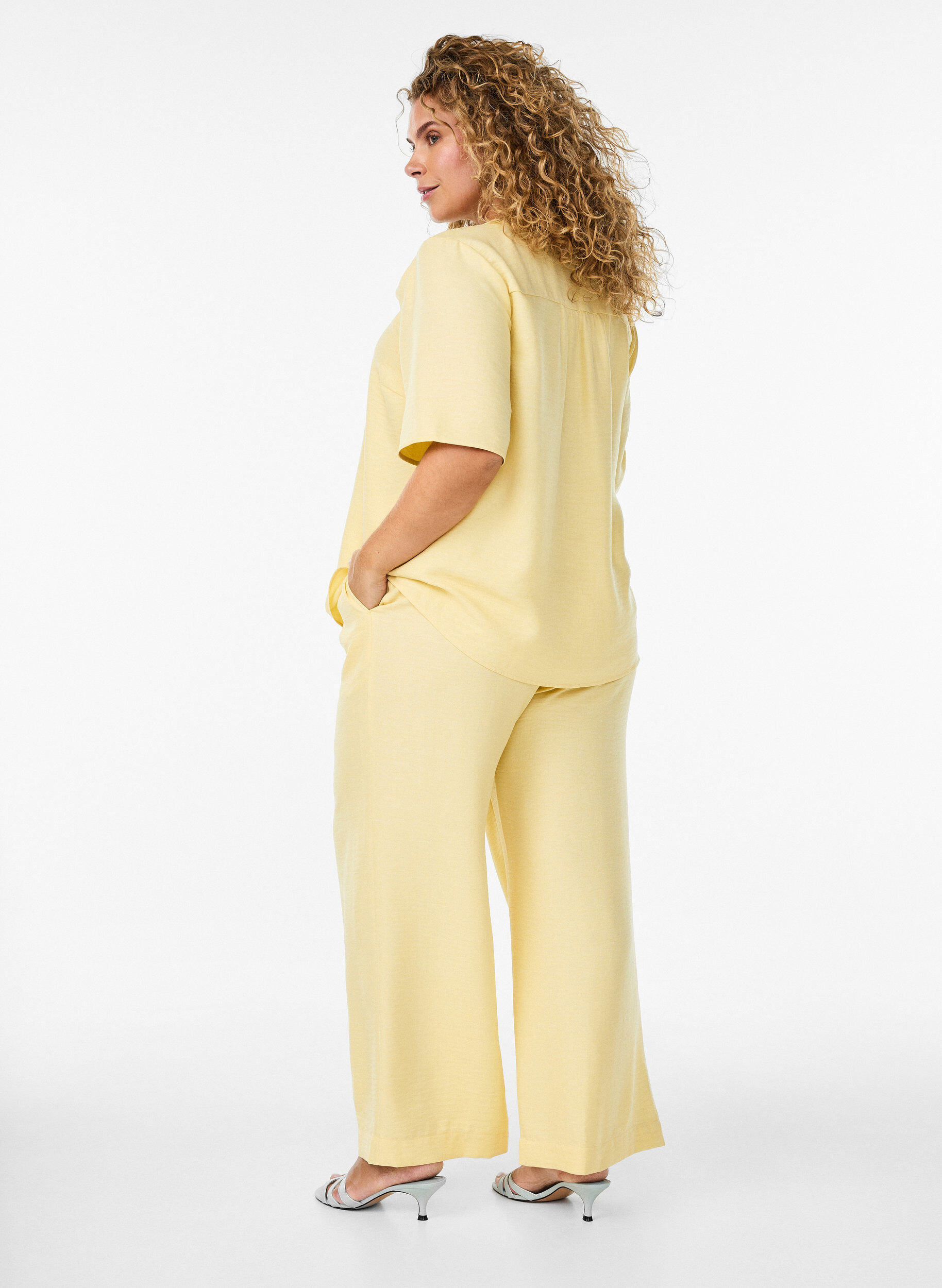 ZizziLosse broek met elastische tailleband en zakken, Geel, Model image number 1