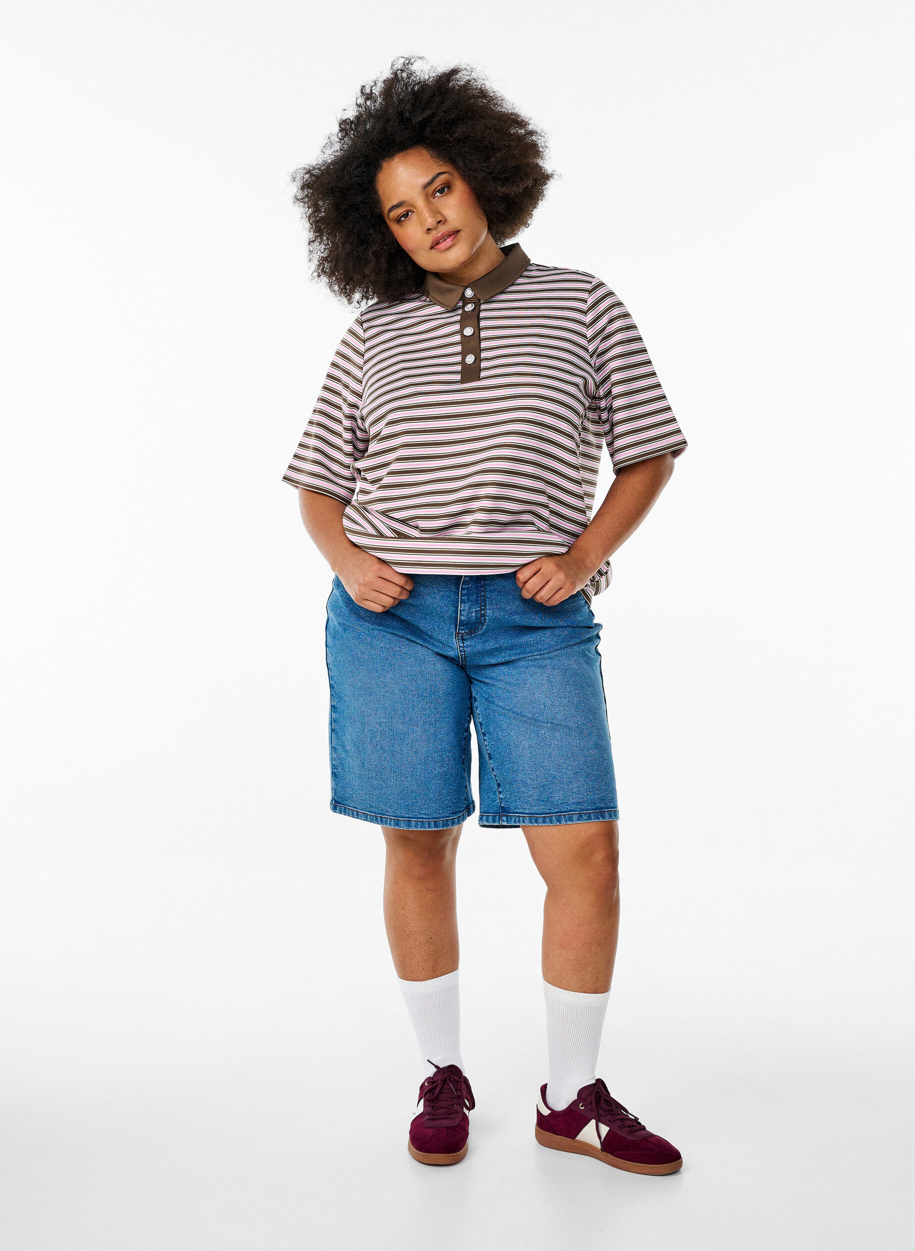 Zizzi Gestreept poloshirt met korte mouwen en rits, Bruin, Model image number 1