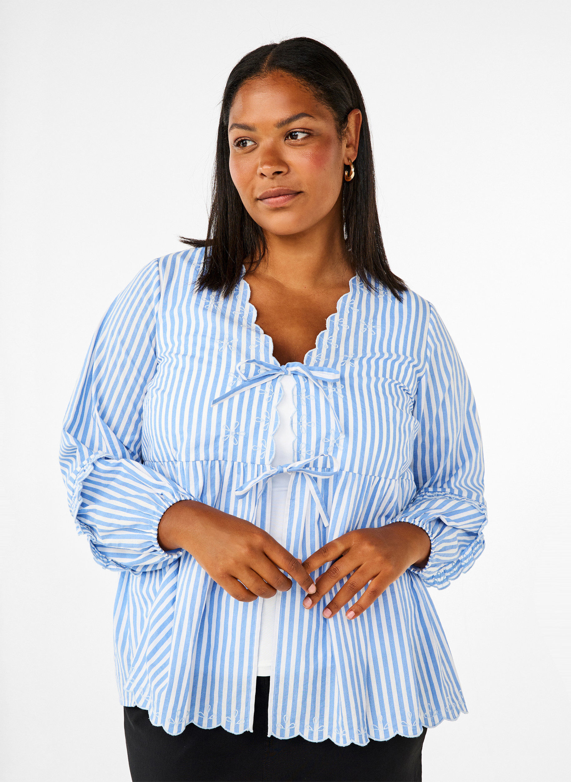 Zizzi Gestreepte blouse met open voorkant en geborduurde details, Blauw, Model image number 0