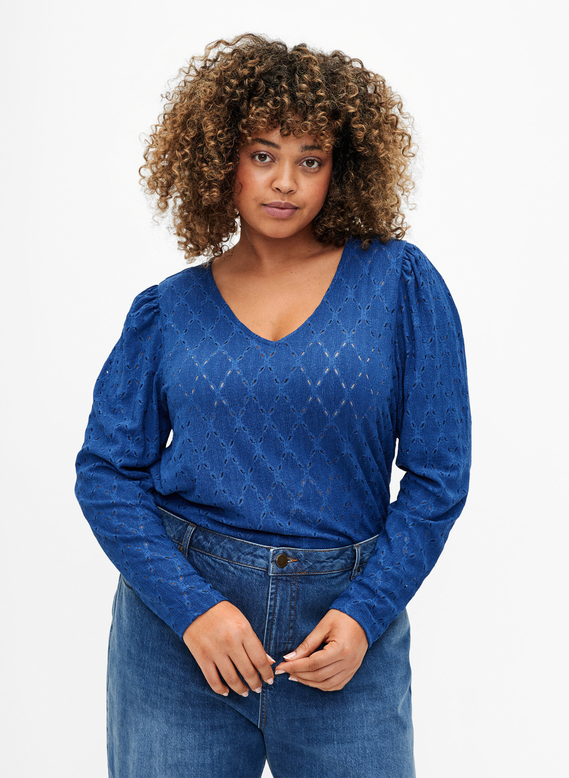 Zizzi Blouse met V-hals en gaatjespatroon, Limoges, Model image number 0