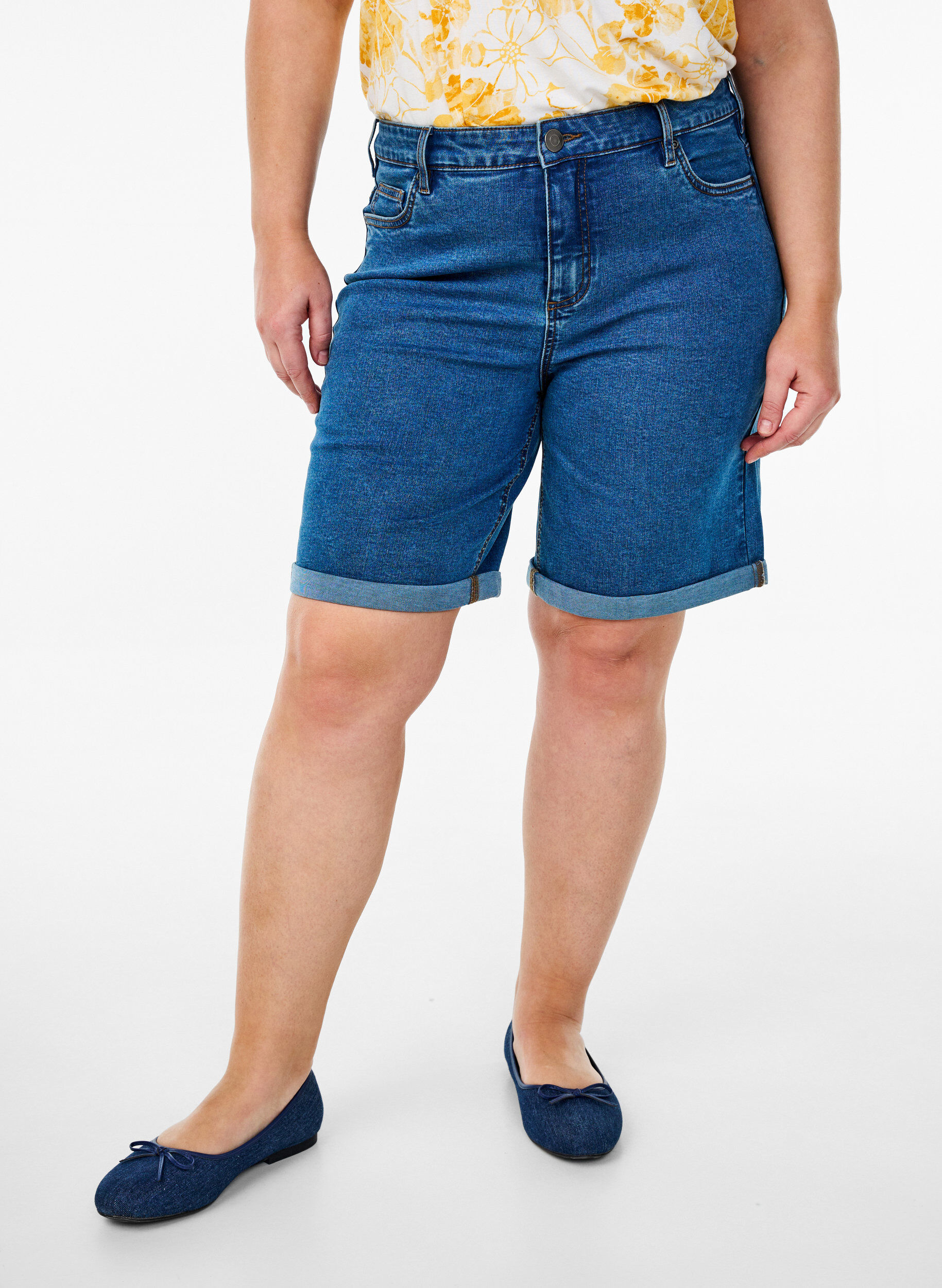 Zizzi Strakzittende denim shorts met een hoge taille, Blauw, Model image number 3