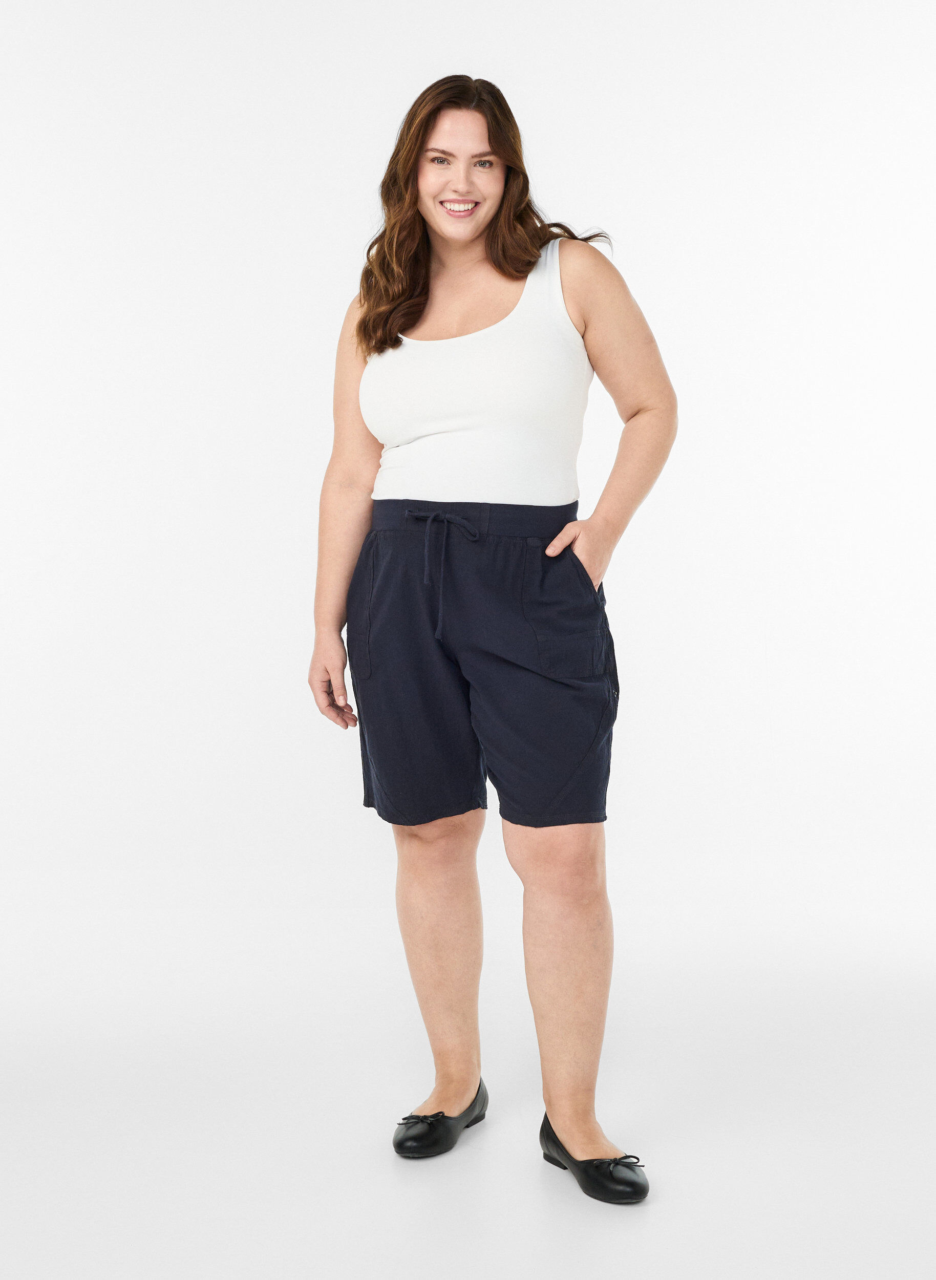 Zizzi Losse katoenen short met zakken, Blauw, Model image number 1