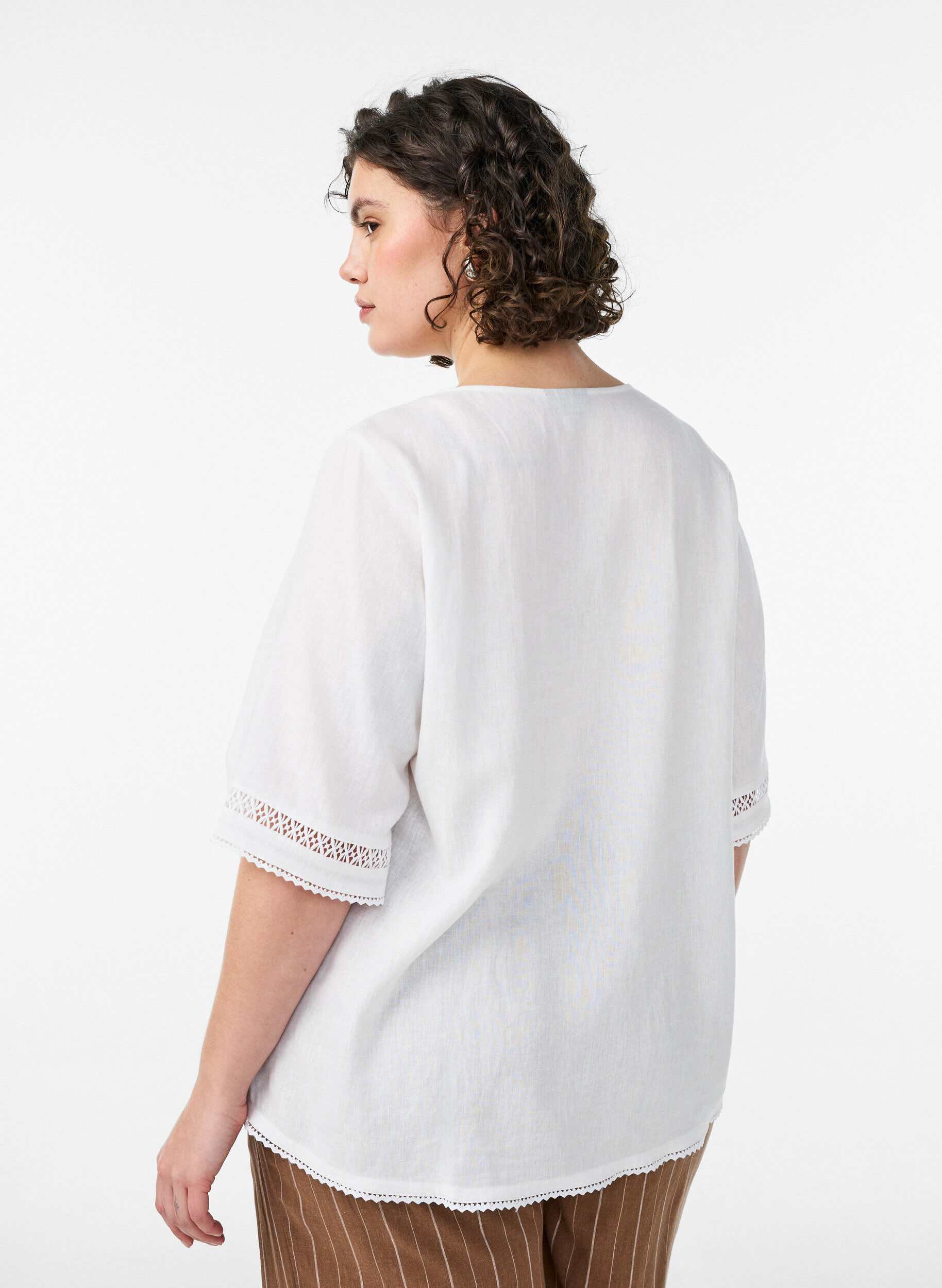 Zizzi Blouse van linnen en viscose met haakdetails, Wit, Model image number 2