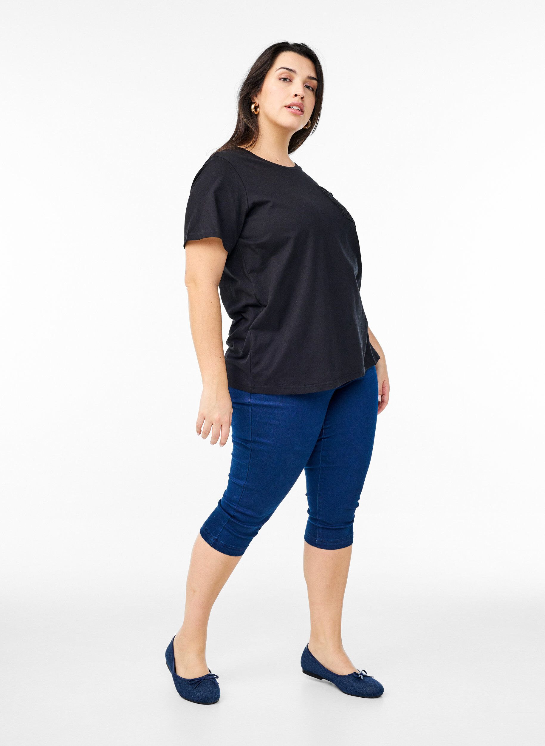 Zizzi T-shirt in biologisch katoen met een borstzakje, Zwart, Model image number 1