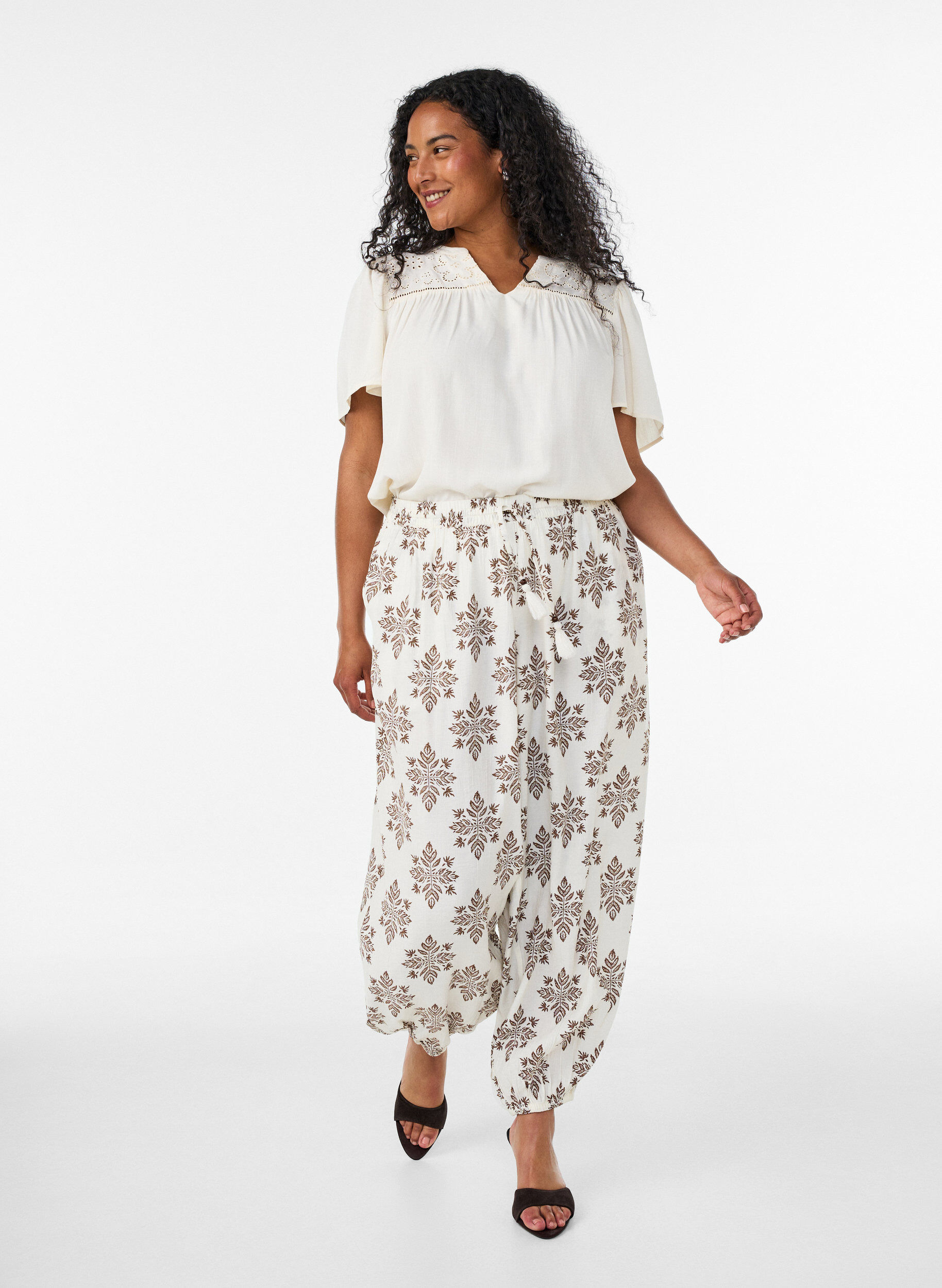 ZizziBlouse in viscose met broderie anglaise, Beige, Model image number 1