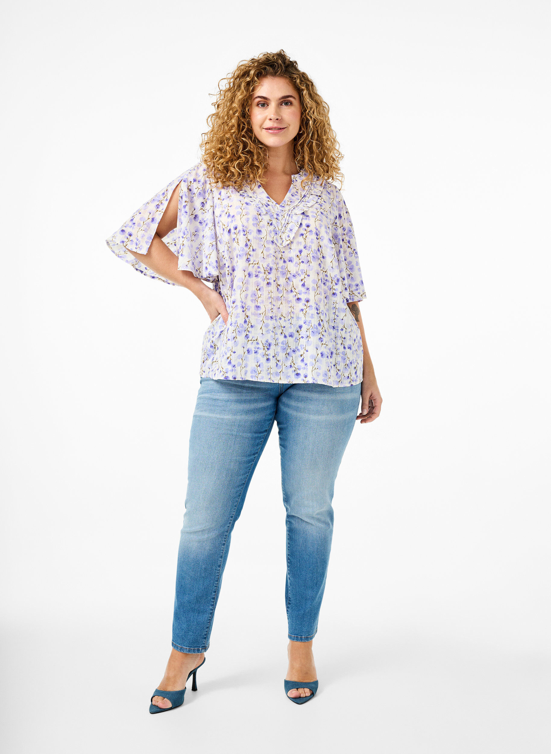 Zizzi Blouse met V-hals, korte mouwen en bloemenprint, Wit, Model image number 1