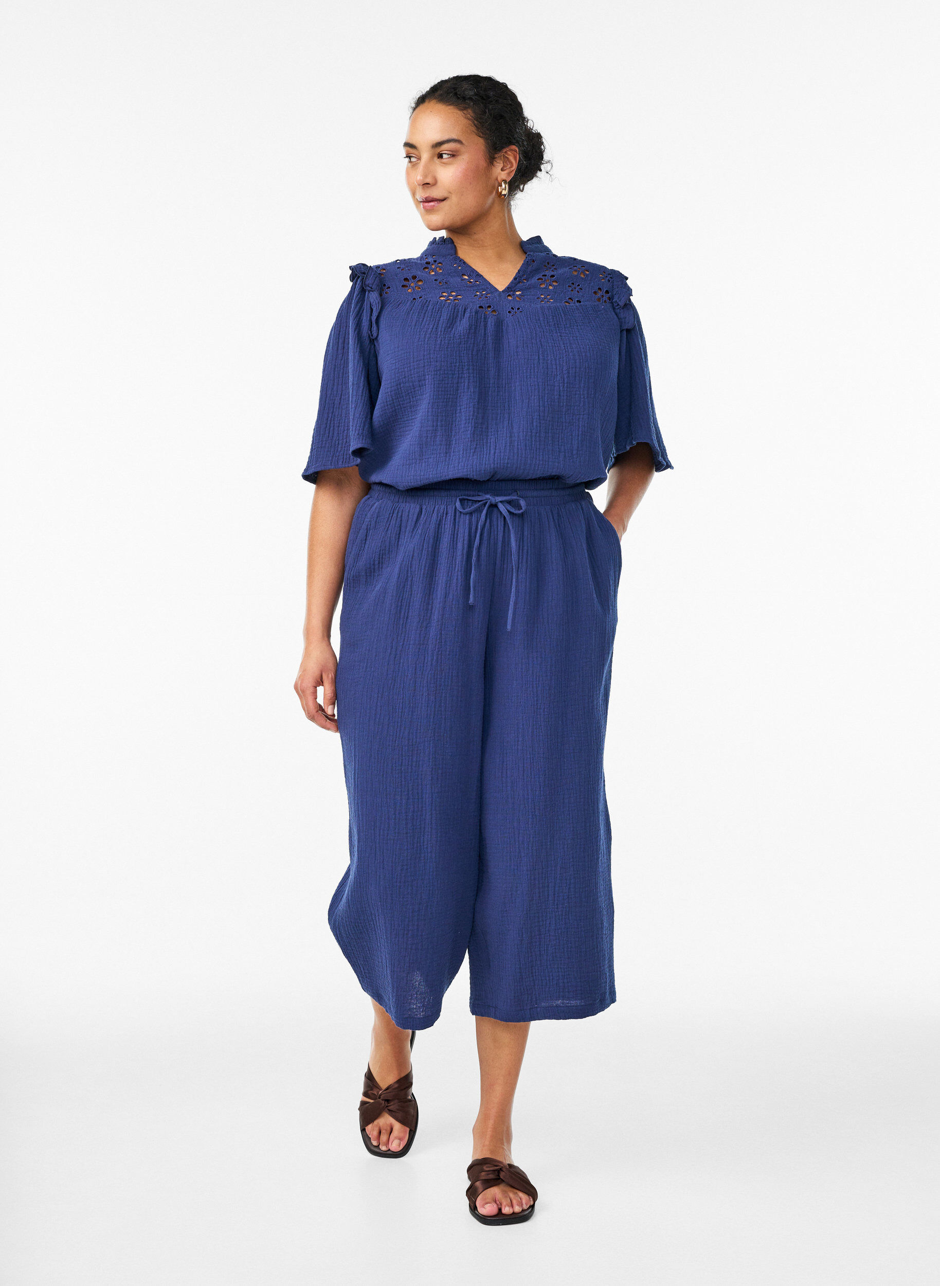 Zizzi Blouse in katoen mousseline met broderie anglaise en 1/2 mouwen, Blauw, Model image number 1