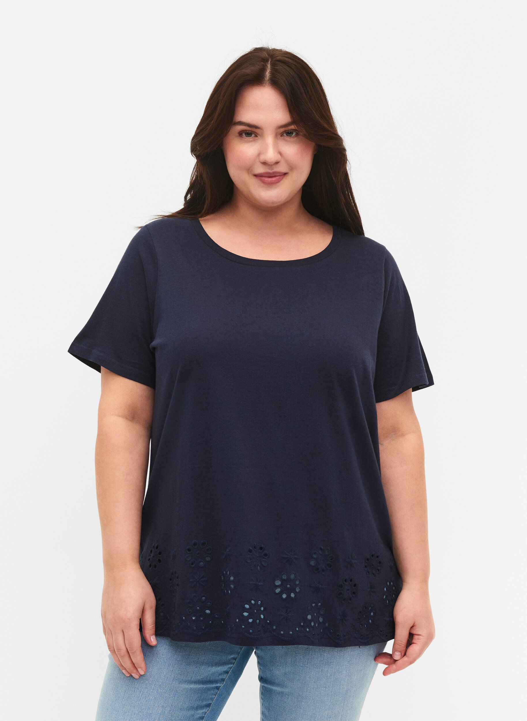 Zizzi T-shirt in katoen met anglaise borduurwerk, Navy Blazer, Model image number 0