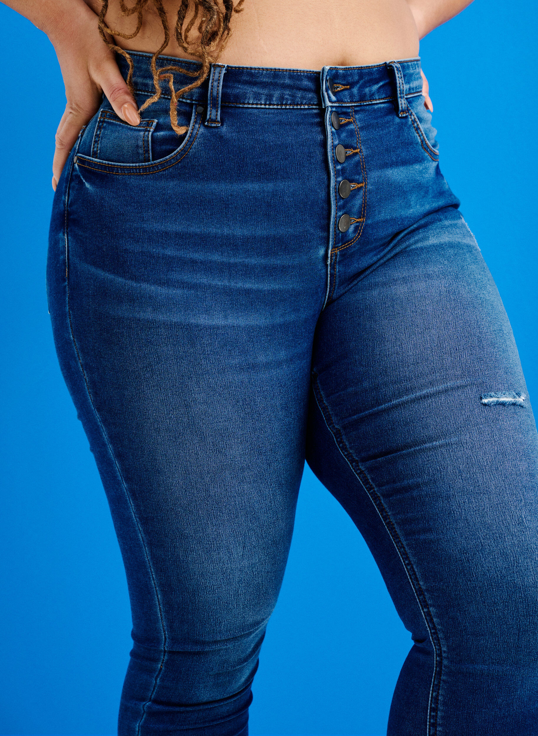 Zizzi Amy jeans met hoge taille en knopen, Blue denim, Image image number 1