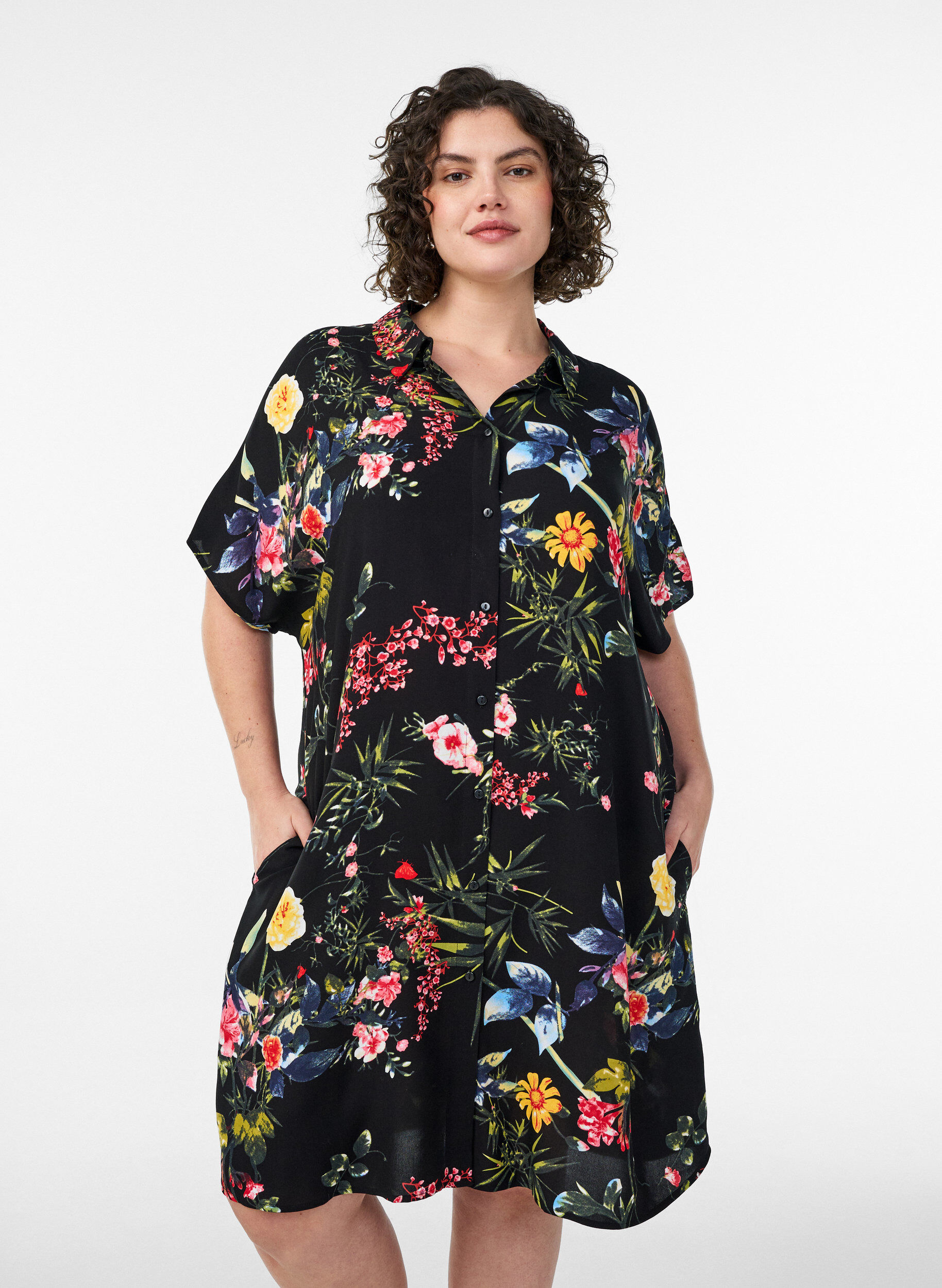 Zizzi Losvallend lang shirt van viscose, Zwart, Model image number 1