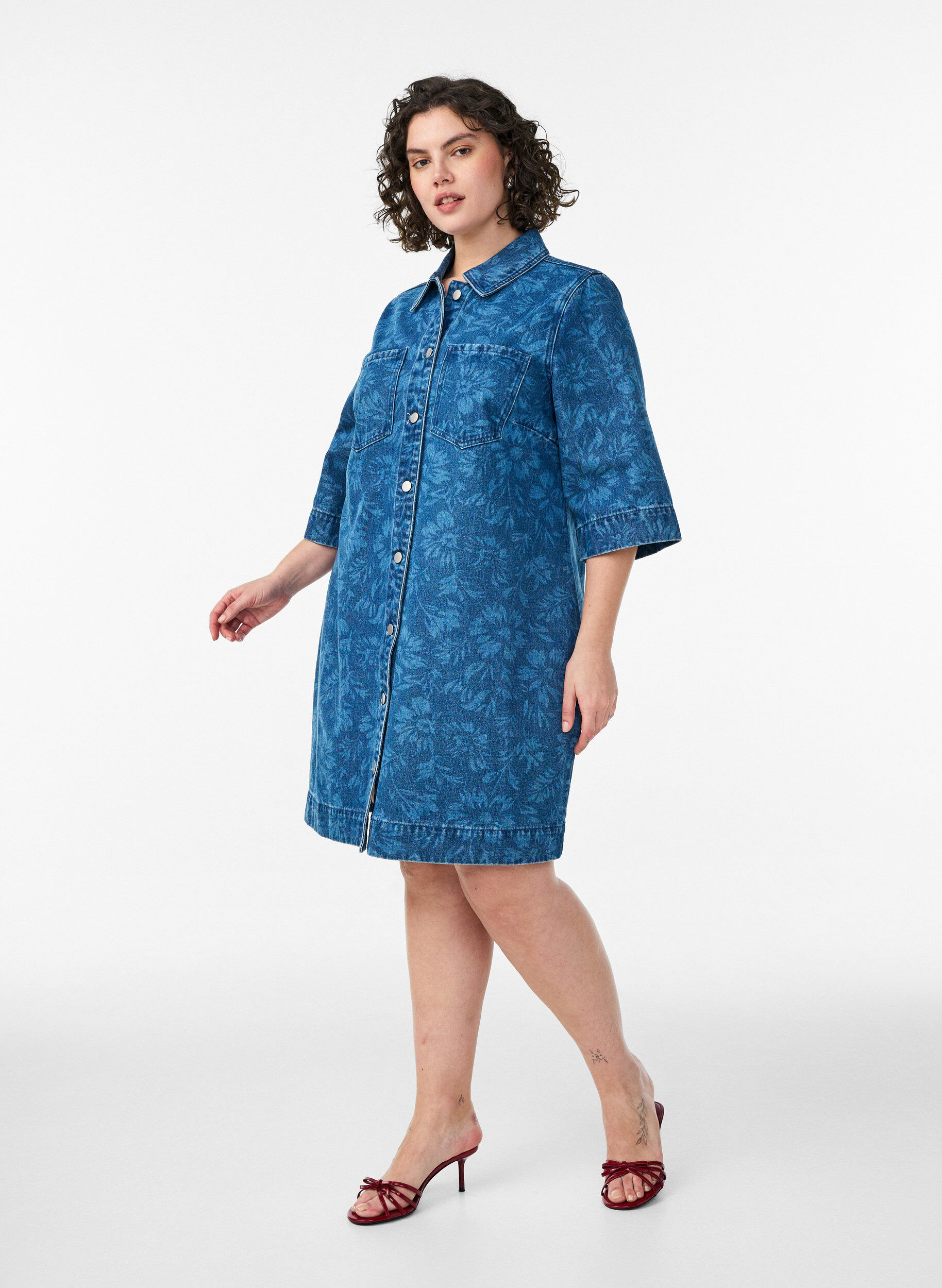 Zizzi Denimjurk met bloemenprint en borstzakken, Blauw, Model image number 1