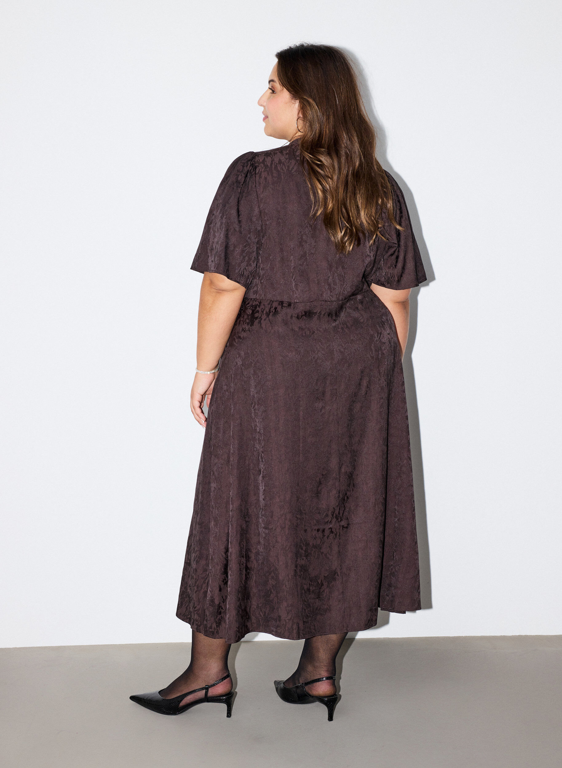ZizziMidi-jurk met jacquard en paisleypatroon en vleugelmouwen, Bruin, Model image number 1