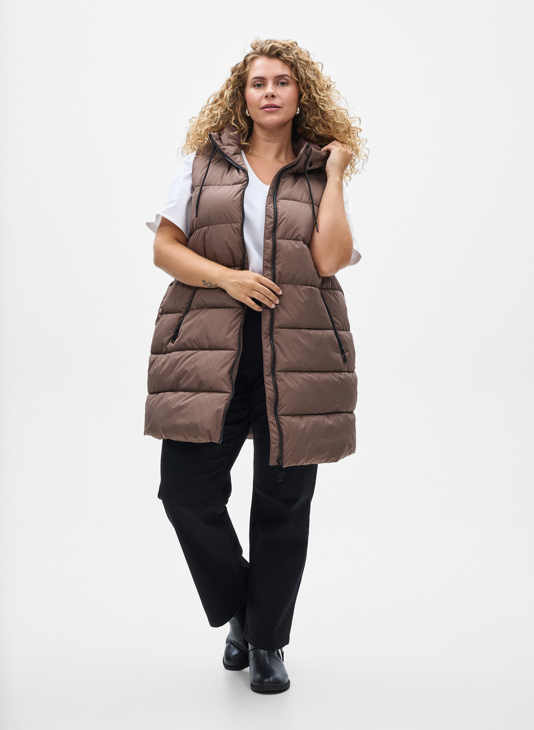 Zizzi Lange vest met capuchon en zakken, Bruin, Model image number 1