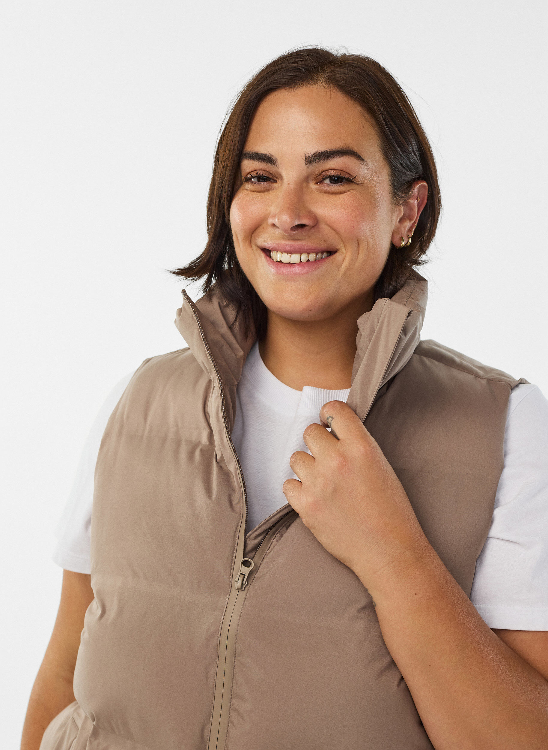 Zizzi Korte puffer bodywarmer met hoge kraag, Bruin, Model image number 3