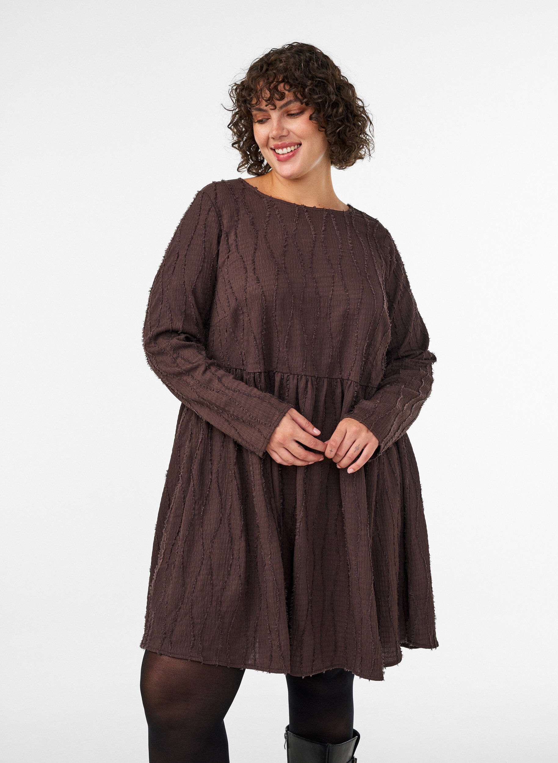ZizziKorte jerseyjurk met een golvend textuurpatroon, Bruin, Model image number 0
