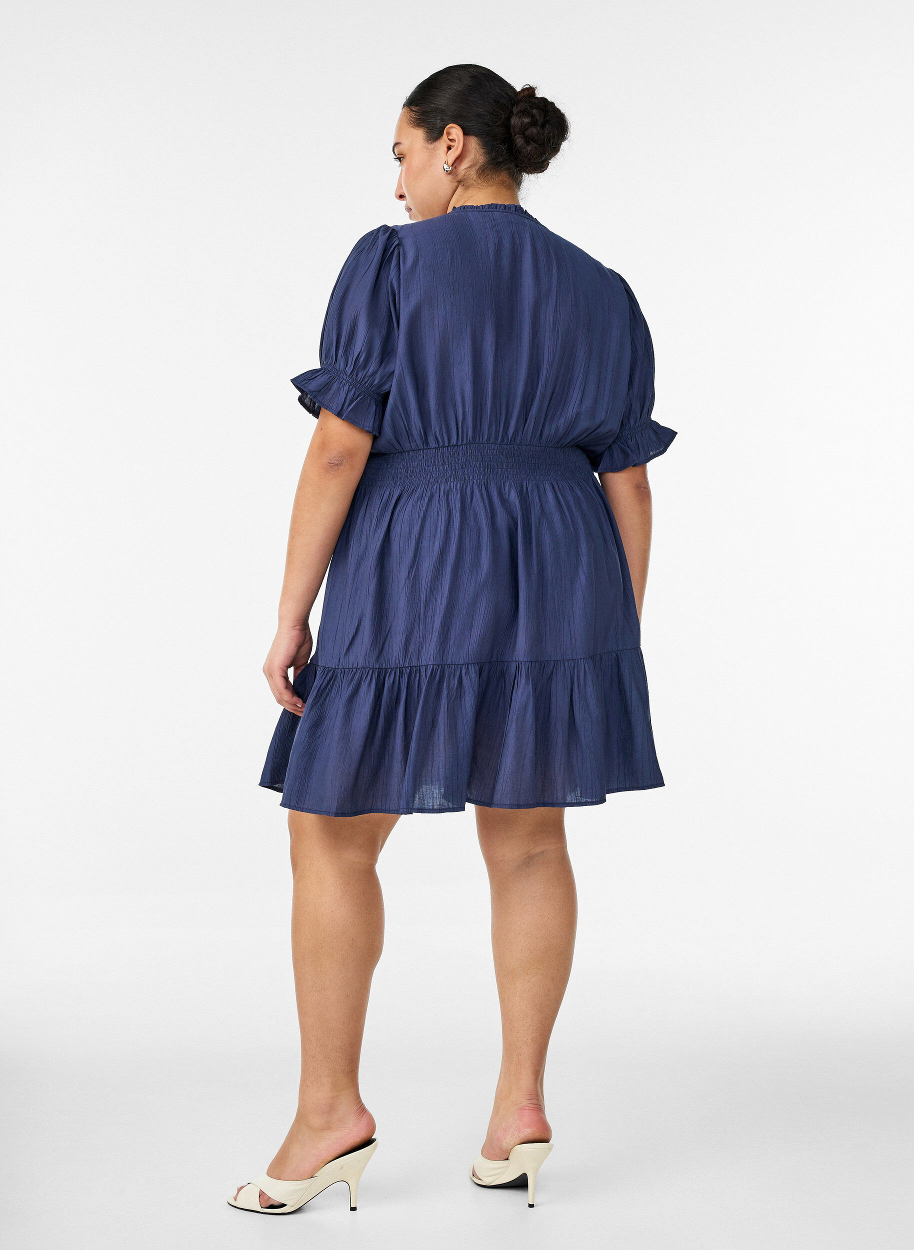 ZizziKorte viscose jurk met ruchesdetails, Blauw, Model image number 2