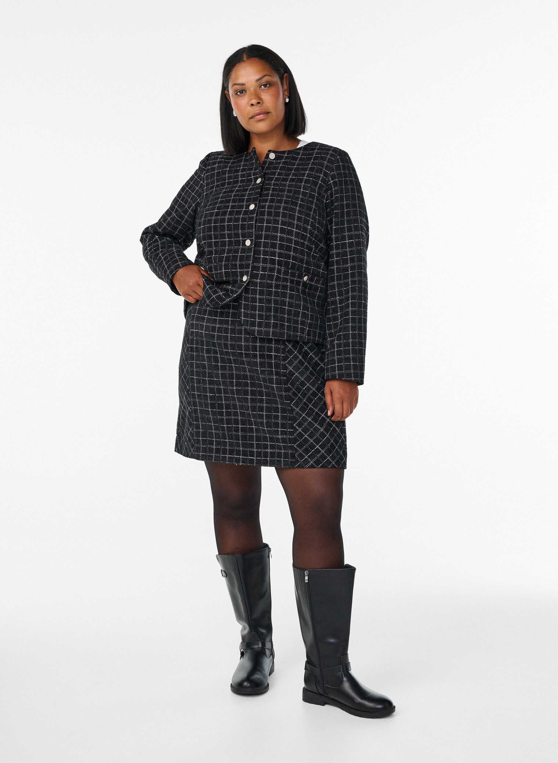 Zizzi Korte boucl&eacute; blazer met ruitjes en ronde hals, Zwart, Model image number 1