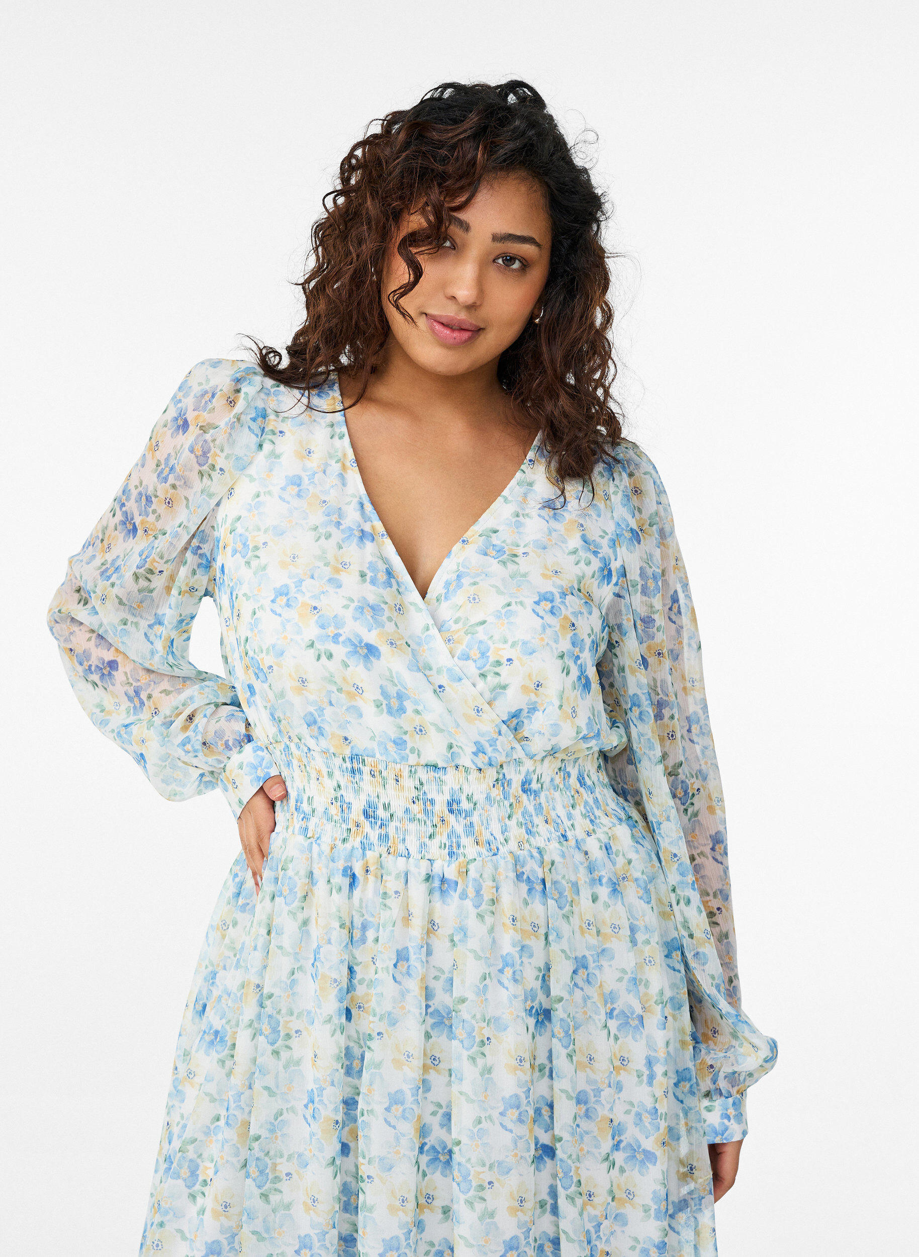 Zizzi Midi jurk met bloemen, wikkellook en smock, Blauw, Model image number 2