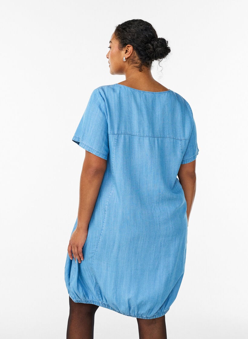 Korte jurk in lyocelldenim met een ballonpasvorm, Blauw, Model image number 2