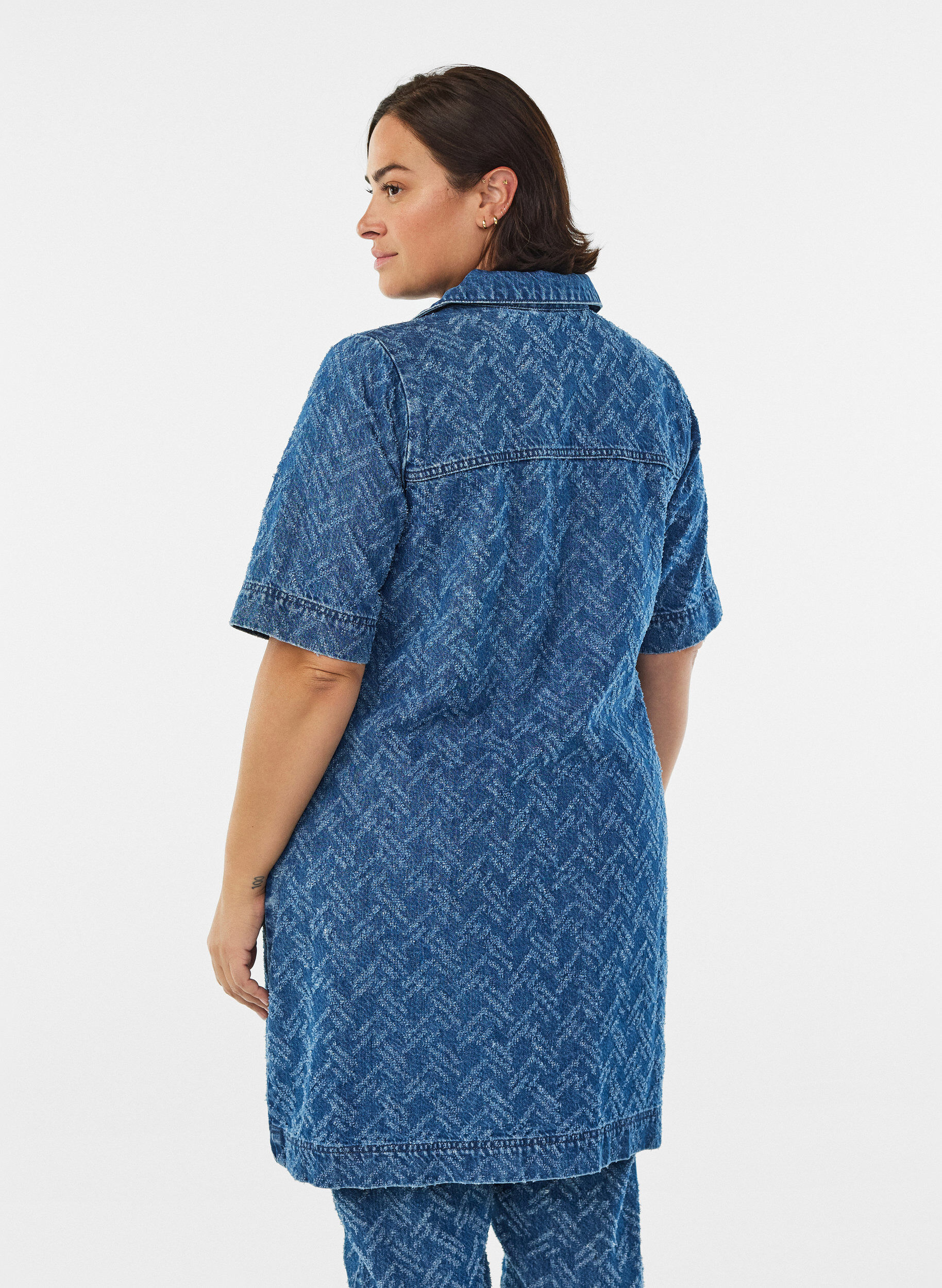 Zizzi Korte denimjurk met textuurpatroon, Blauw, Model image number 2