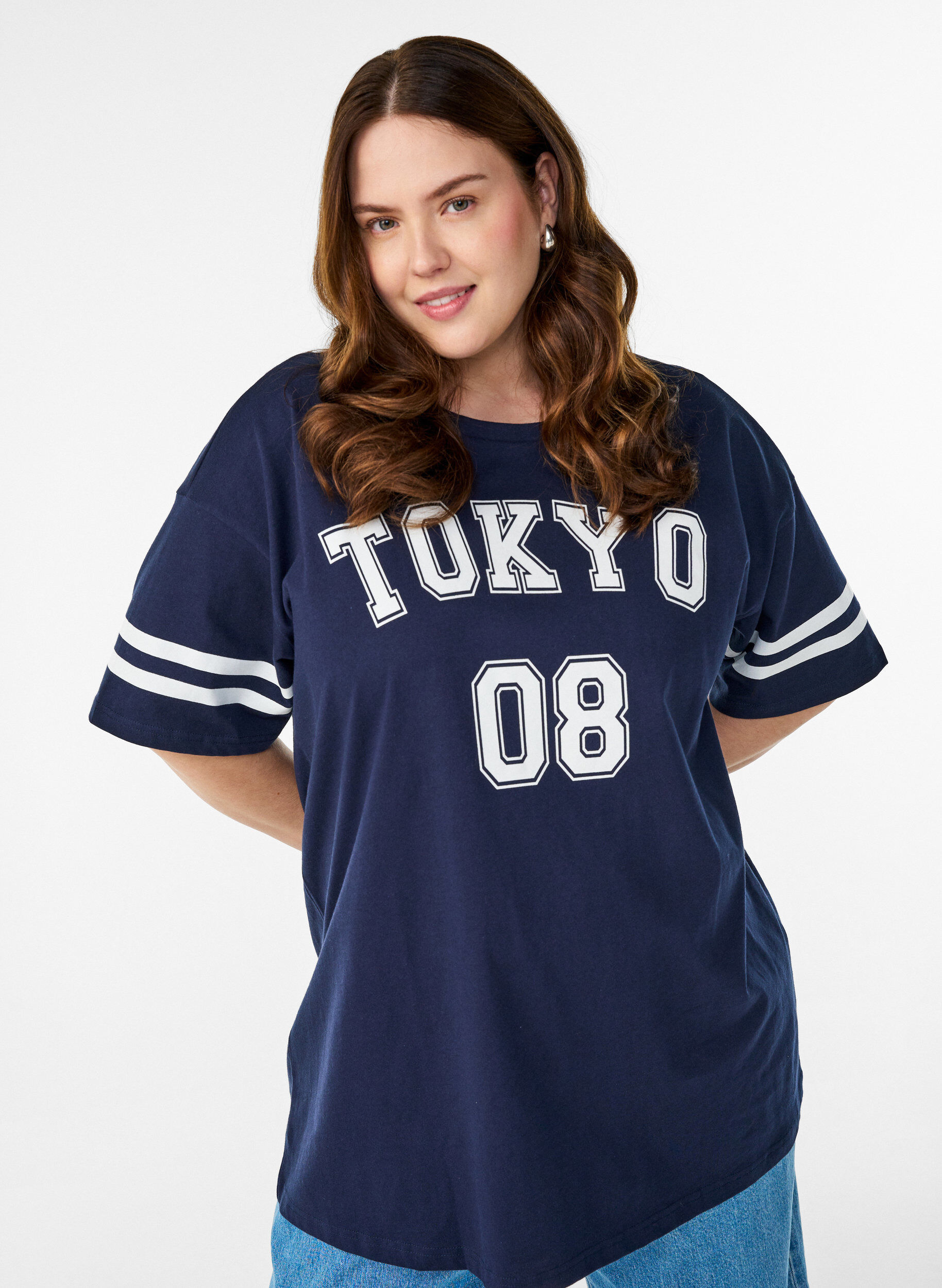 Zizzi Sportief oversized college T-shirt, Blauw, Model image number 3