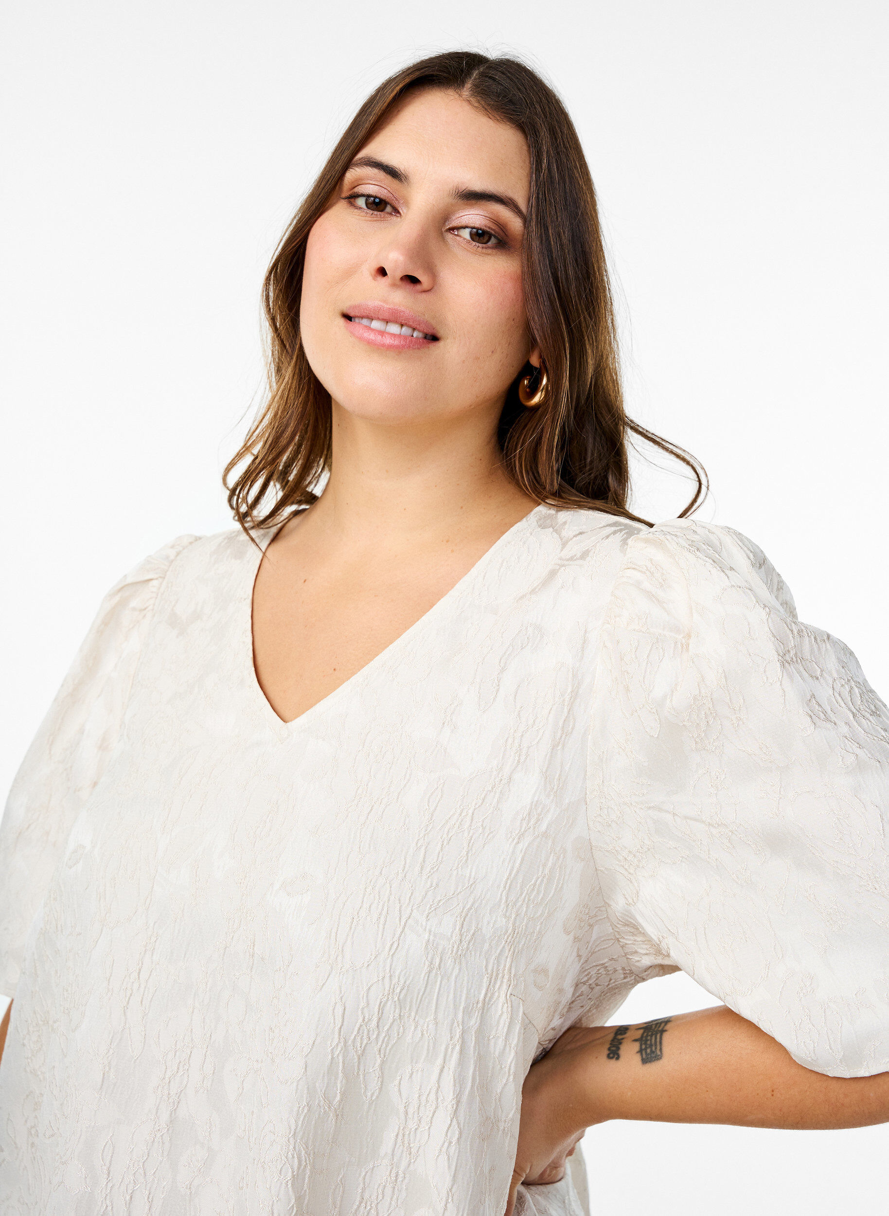 Zizzi Jacquard jurk tot op de knie met korte mouwen, Whisper White, Model image number 2