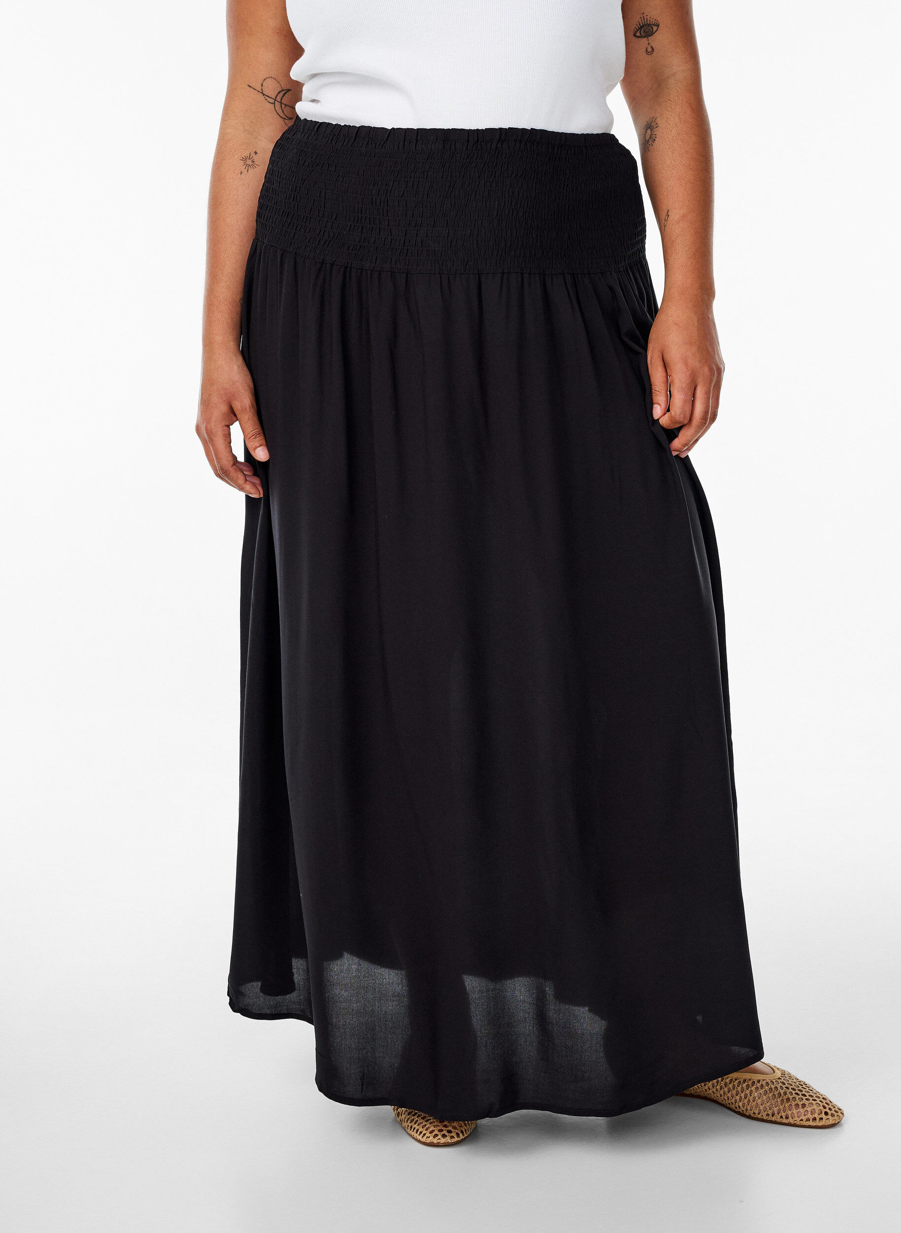 Zizzi Maxi rok in viscose met smokwerk, Zwart, Model image number 3