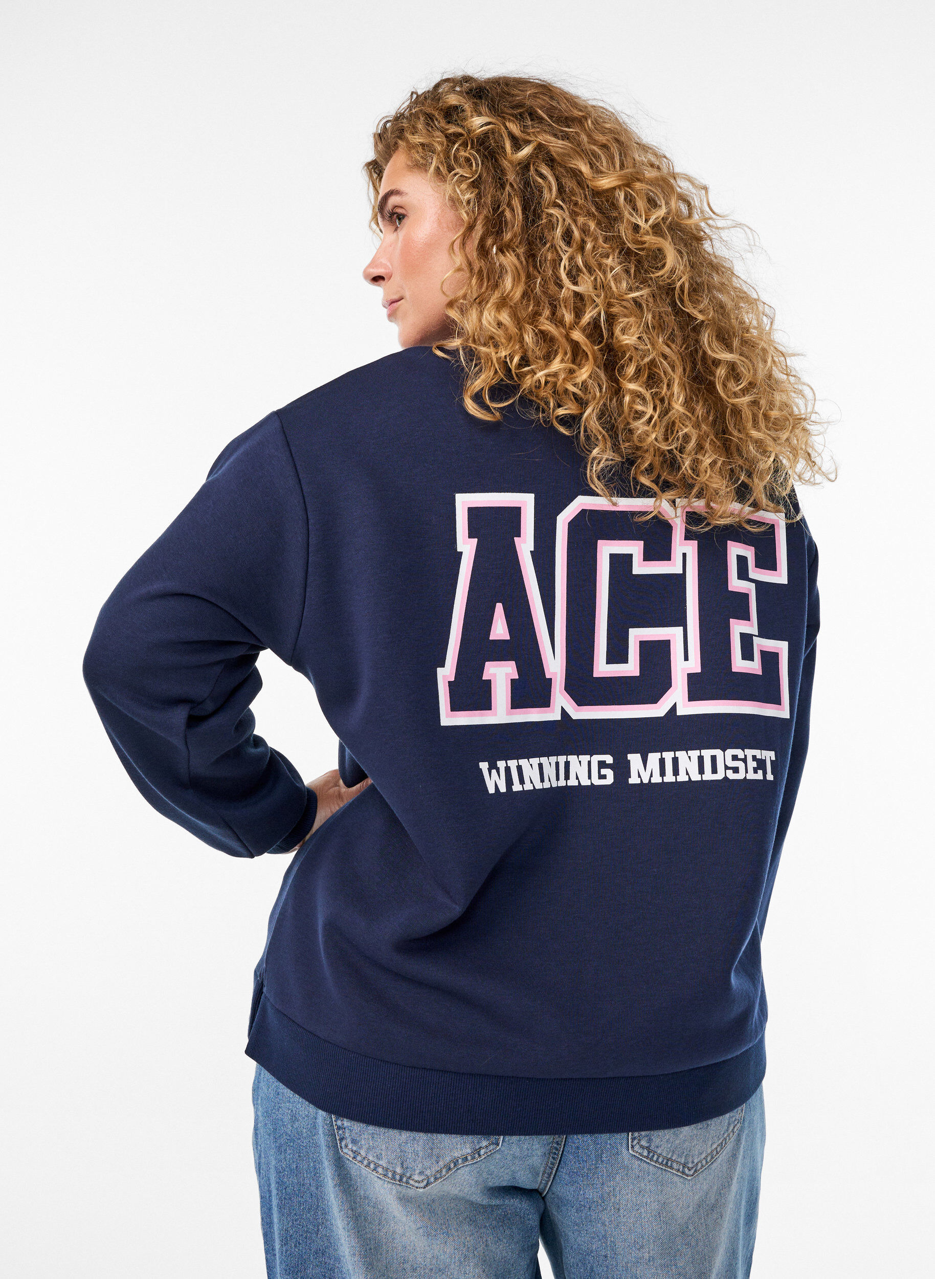 Zizzi Sweatshirt met statementprint op de mouwen en achterkant, Blauw, Model image number 2