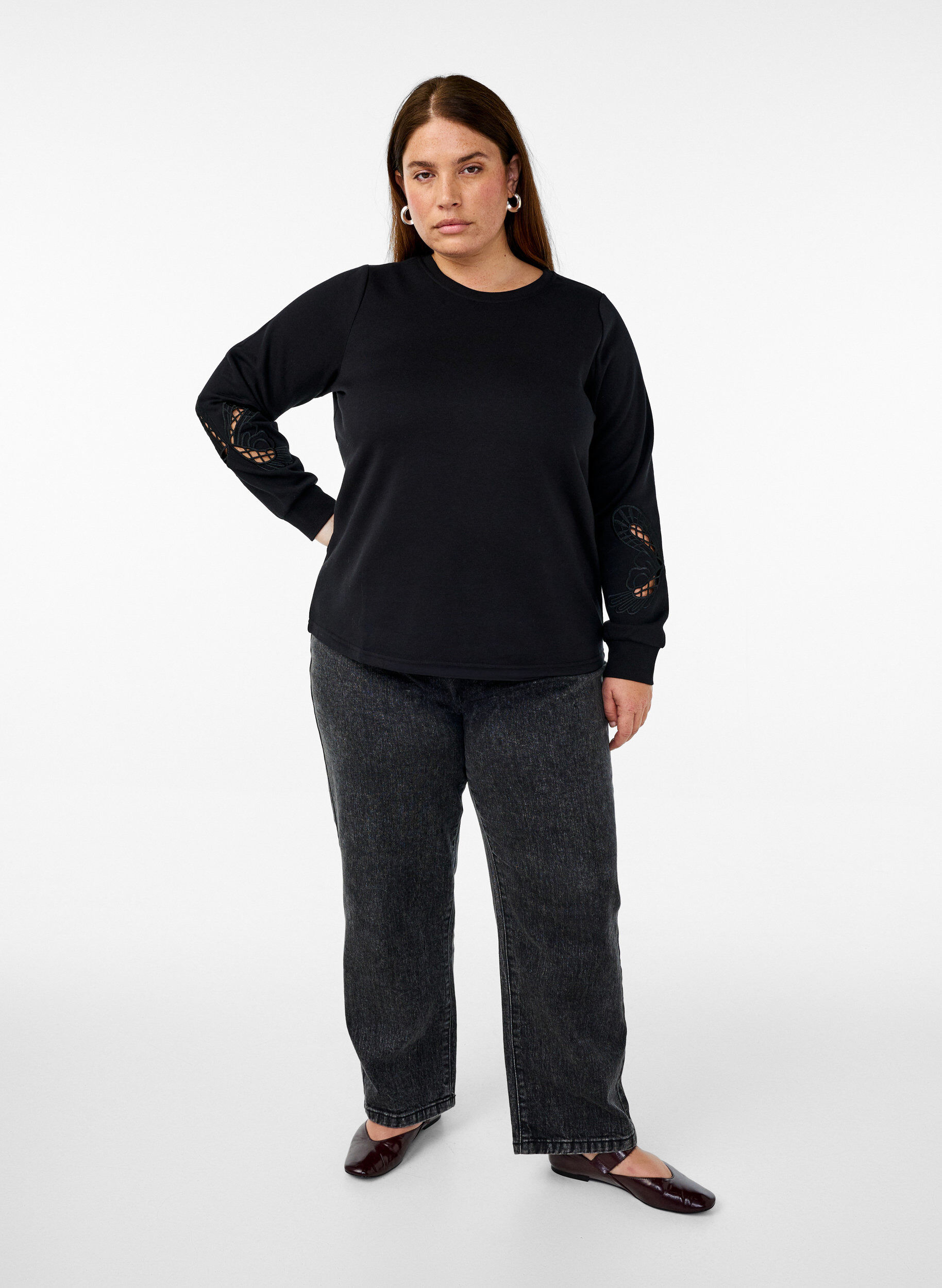 Zizzi Sweatshirt met geborduurde uitsneden, Black, Model image number 3